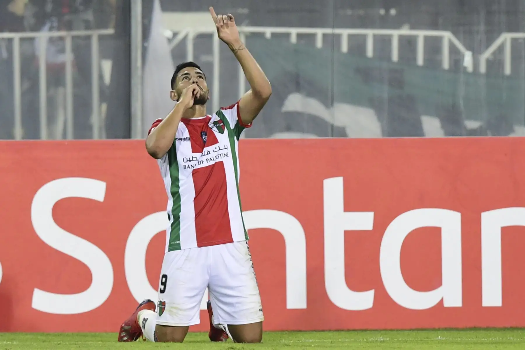 El palestino chileno Lucas Passerini celebra la anotación contra la Alianza Lima de Perú durante su partido de fútbol de la Copa Libertadores 2019 en el estadio Monumental de Santiago de Chile.Foto:AFP