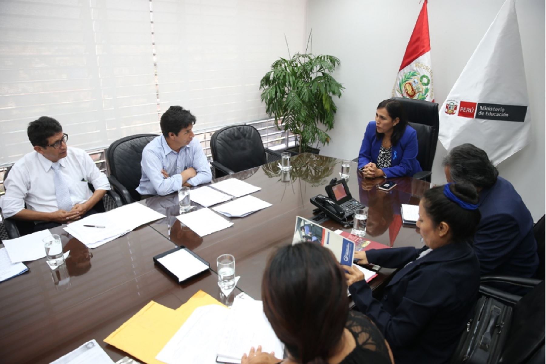 Ministra Flor Pablo se reúne con docentes del interior del país