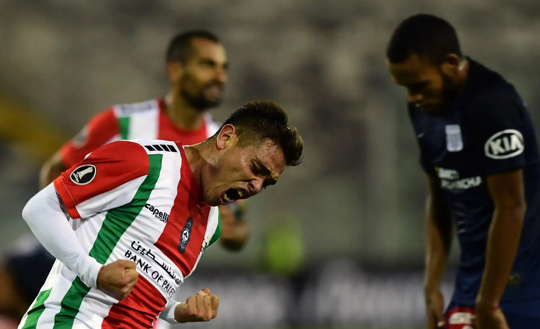 El palestino chileno Fabian Ahumada se celebra luego de anotar contra la Alianza Lima de Perú durante un partido de fútbol de la Copa Libertadores en el estadio Monumental de Santiago de Chile.Foto:AFP