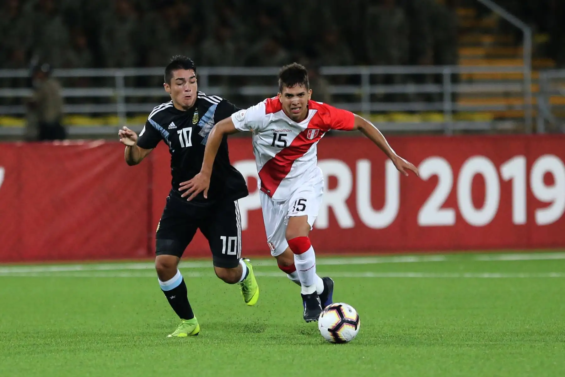 El jugador peruano Alessandro Burlamaqui disputa el balon con jugador argentino en el partido disputado entre las selecciones de Perú y Argentina en el Campeonato Sudamericano Sub-17, en el estadio UNMSM.Foto: ANDINA/Jhony Laurente