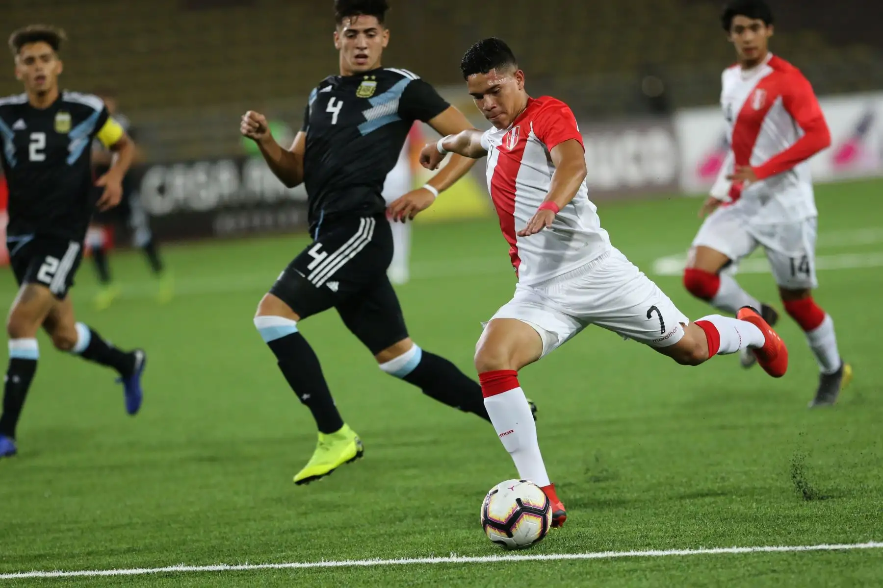 El jugador peruano Yuriel Celi disputa el balon con jugador argentino en el partido disputado entre las selecciones de Perú y Argentina en el Campeonato Sudamericano Sub-17, en el estadio UNMSM.Foto: ANDINA/Jhony Laurente