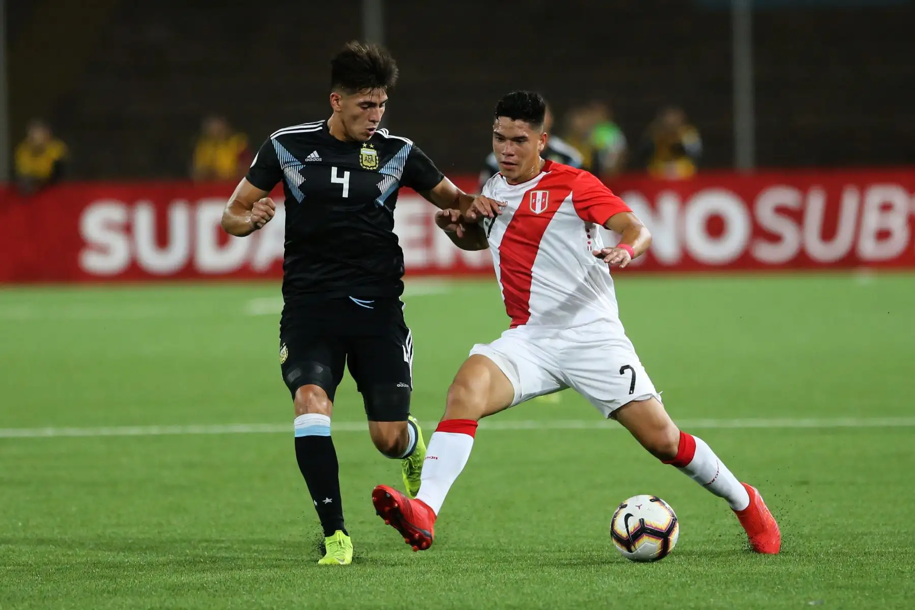 El jugador peruano Yuriel Celi disputa el balon con jugador argentino en el partido disputado entre las selecciones de Perú y Argentina en el Campeonato Sudamericano Sub-17, en el estadio UNMSM.Foto: ANDINA/Jhony Laurente