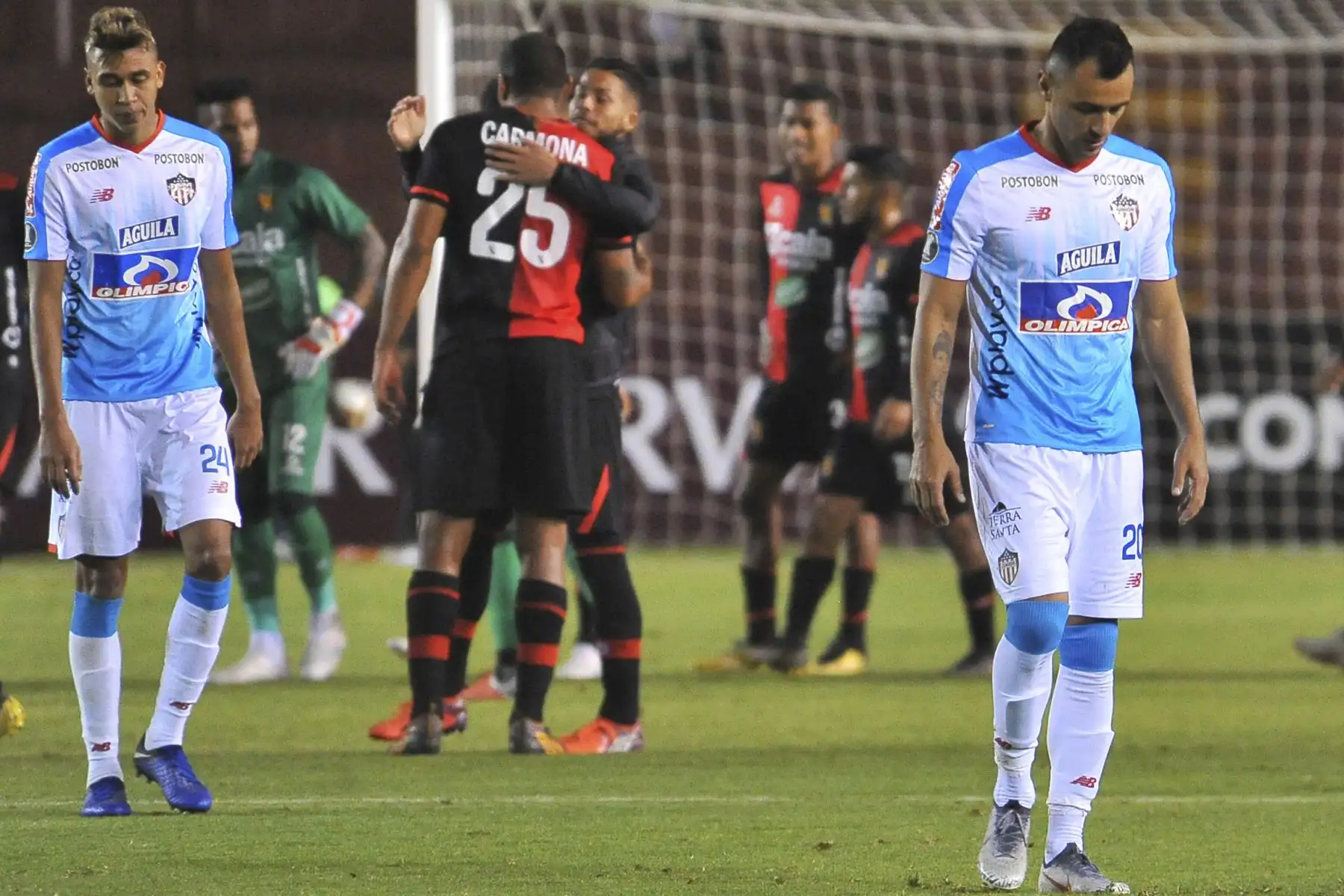 El junior de Colombia Marlon Piedrahita y Victor Cantillo reaccionan después de perder contra Melgar de Perú al finalizar su partido de fútbol de la Copa Libertadores 2019 en el Estadio UNSA. Foto: AFP
