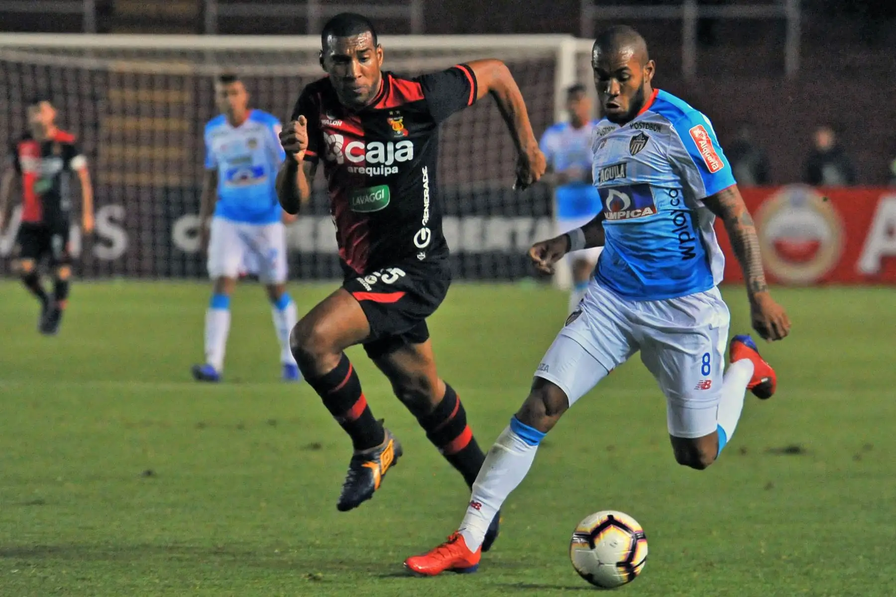 El jugador colombiano junior Fredy Hinostroza compite por el balón con el peruano Melgar Giancarlo Carmona por la Copa Libertadores en Arequipa, Perú. Foto: AFP