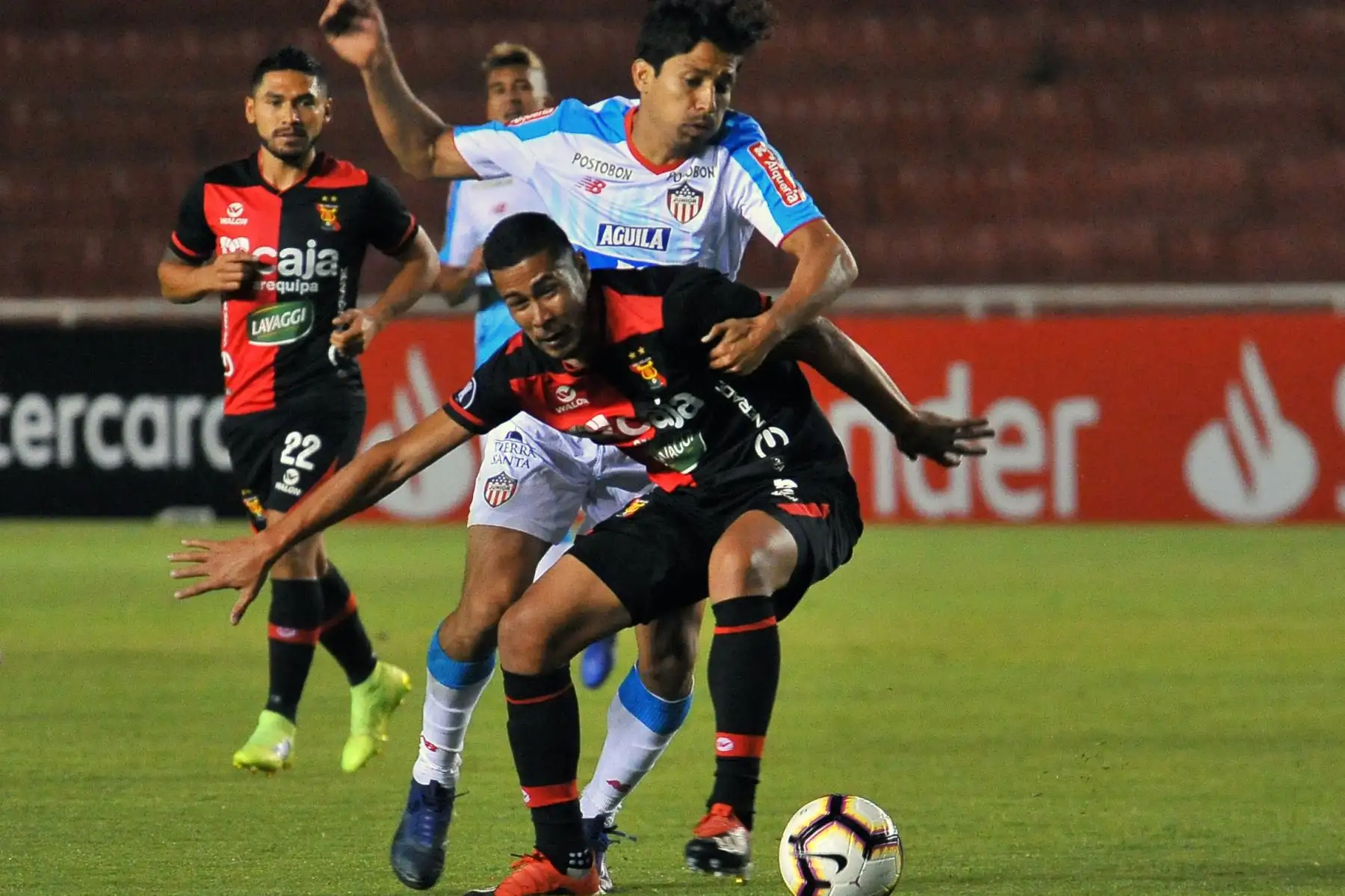 El jugador colombiano junior Matías Fernández compite por el balón con el peruano del Melgar David Villalba durante un partido de fútbol de la Copa Libertadores en Arequipa. Foto: AFP