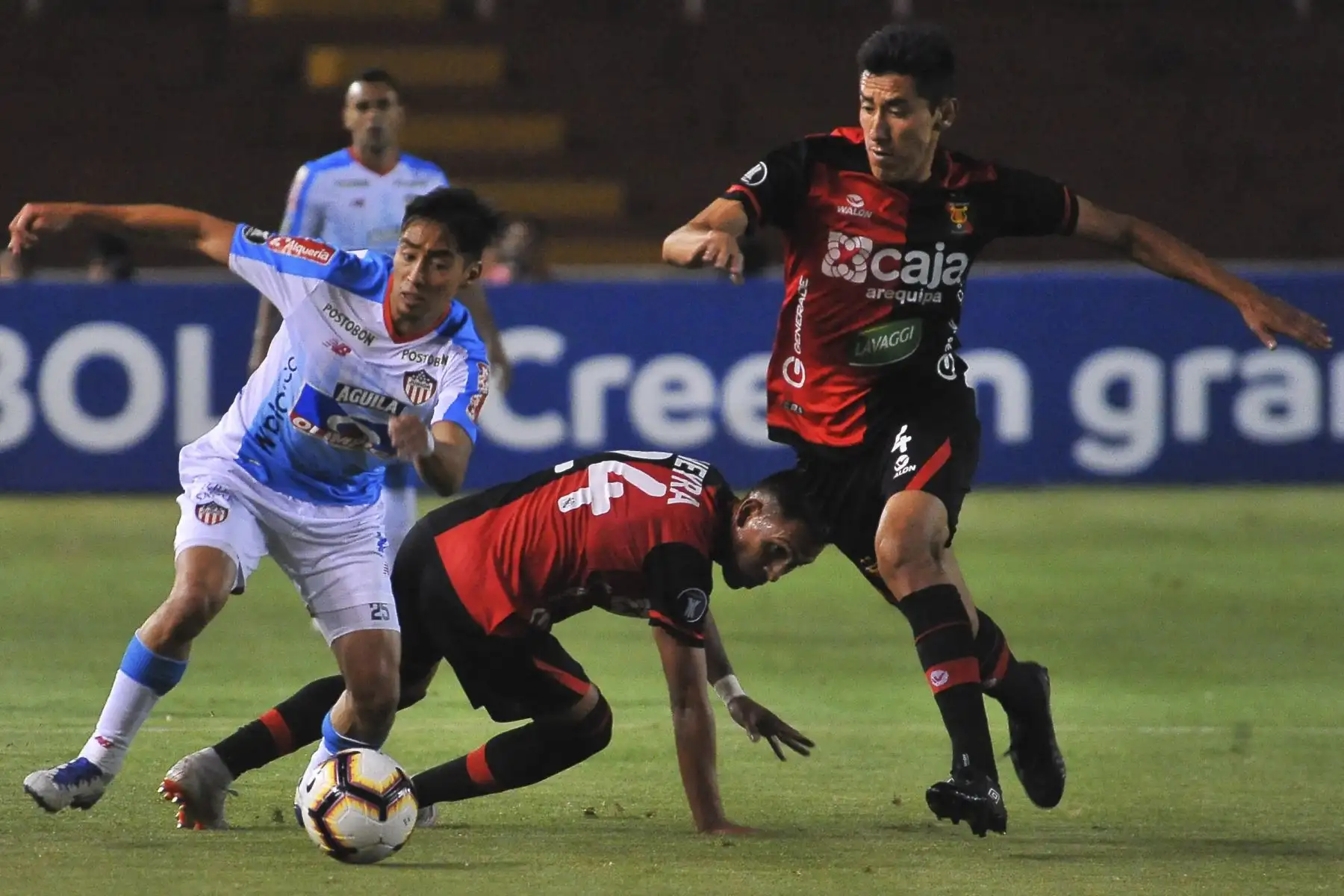 El colombiano Fabian Sambueza compite por el balón contra ángel romero del Melgar por la Copa Libertadores 2019 en el estadio UNSA en Arequipa. Foto: AFP