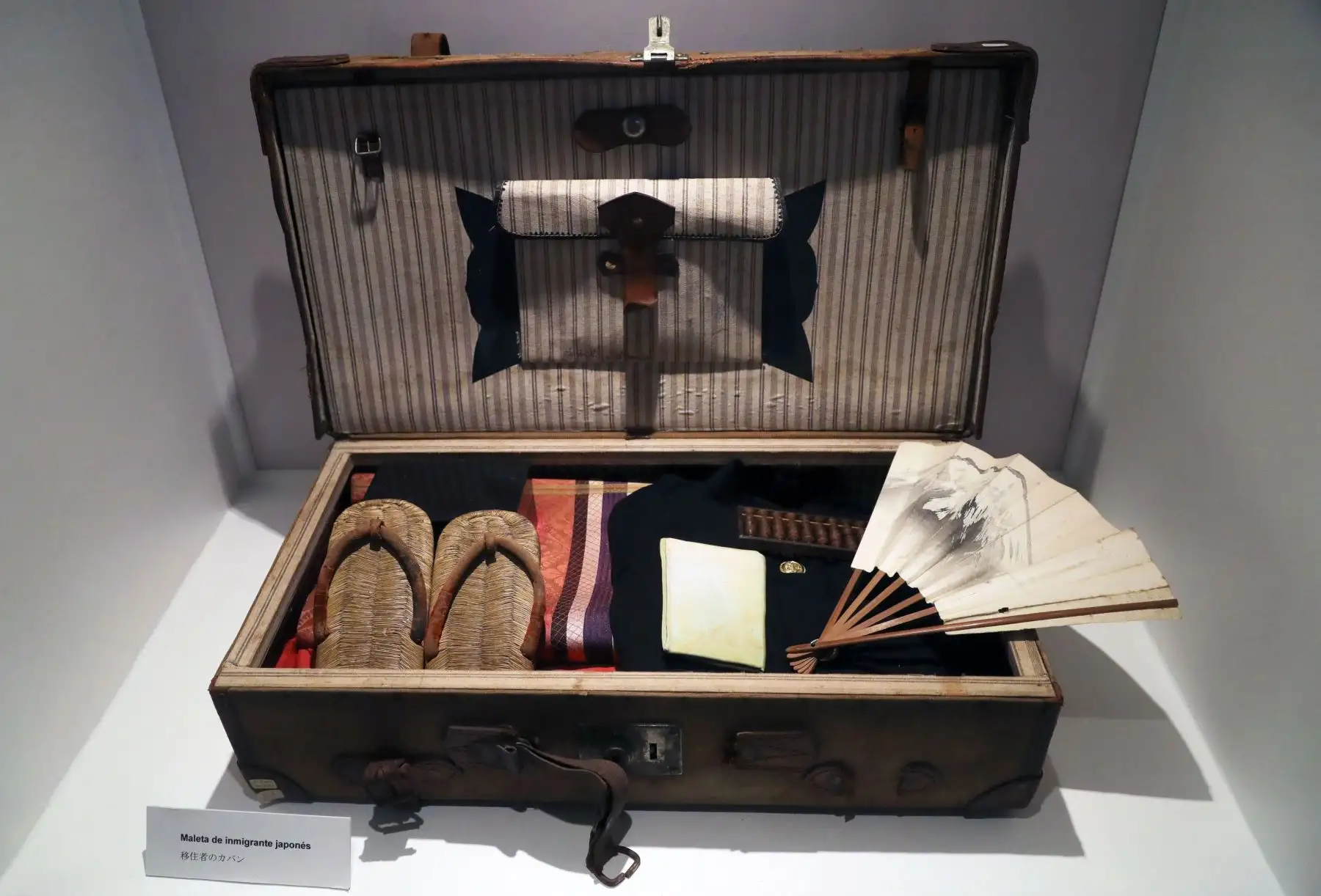 Vista de algunos de los objetos que conforman la muestra permanente en el Museo de la Inmigración Japonesa al Perú. Foto: EFE