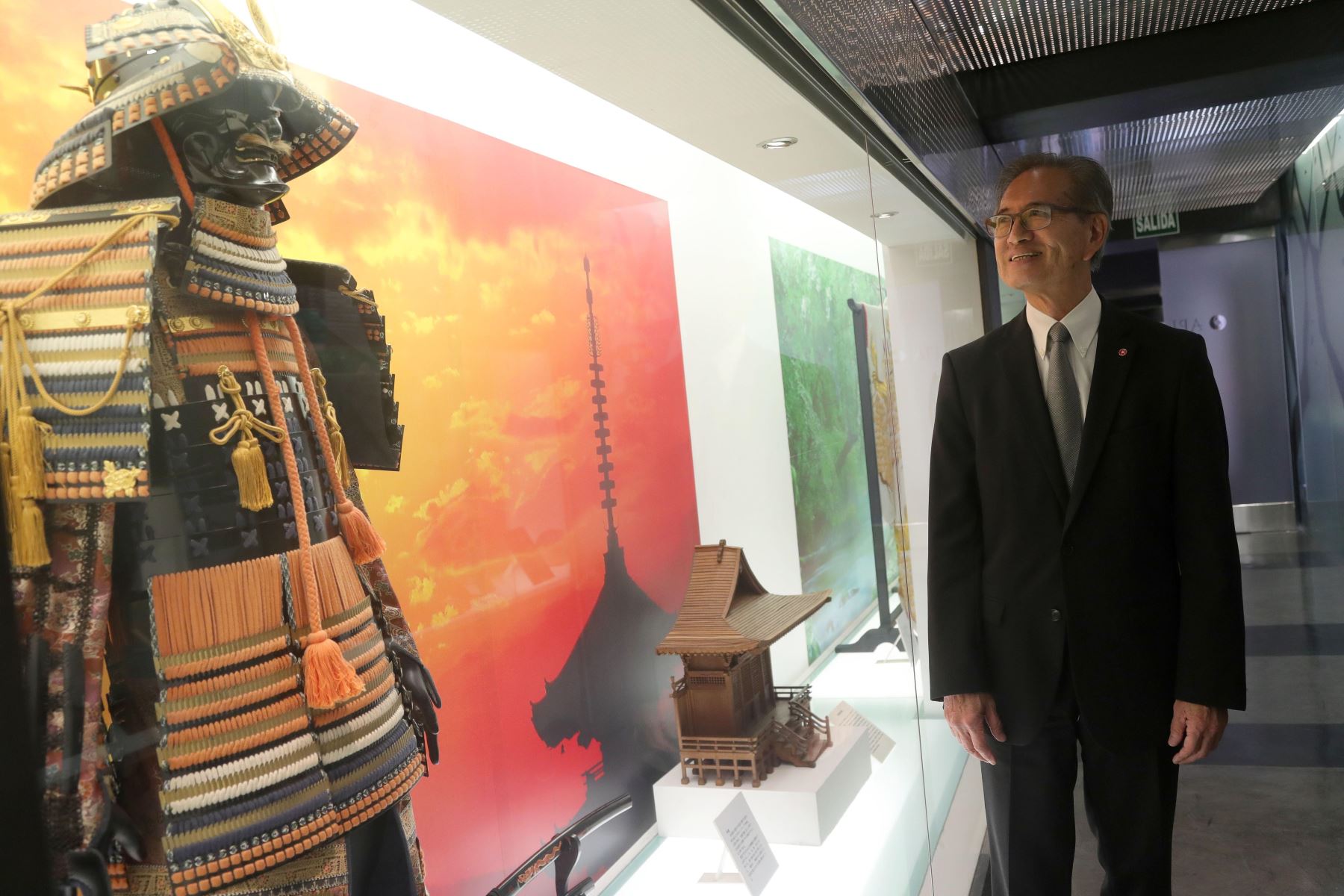 El presidente de la Asociación Peruano Japonesa, Abel Fukumoto, nacido en Perú de padres japoneses, recorre la muestra permanente en el Museo de la Inmigración Japonesa al Perú. Foto: EFE