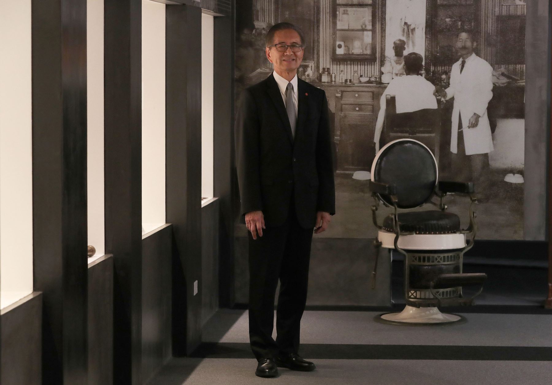 El presidente de la Asociación Peruano Japonesa, Abel Fukumoto, nacido en Perú de padres japoneses, recorre la muestra permanente en el Museo de la Inmigración Japonesa al Perú. Foto: EFE