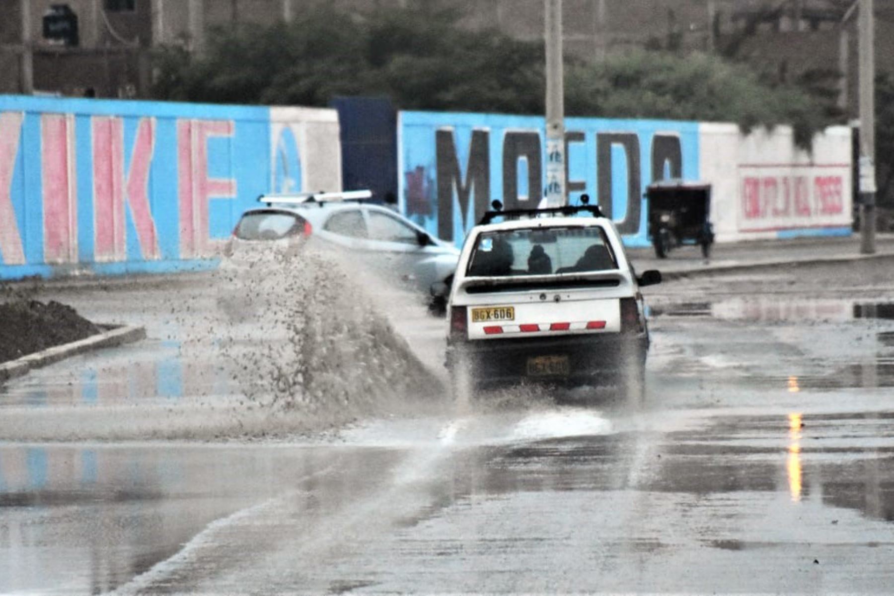 Lluvia de regular intensidad causa aniegos en calles de Chiclayo. Foto: Luis Rodríguez