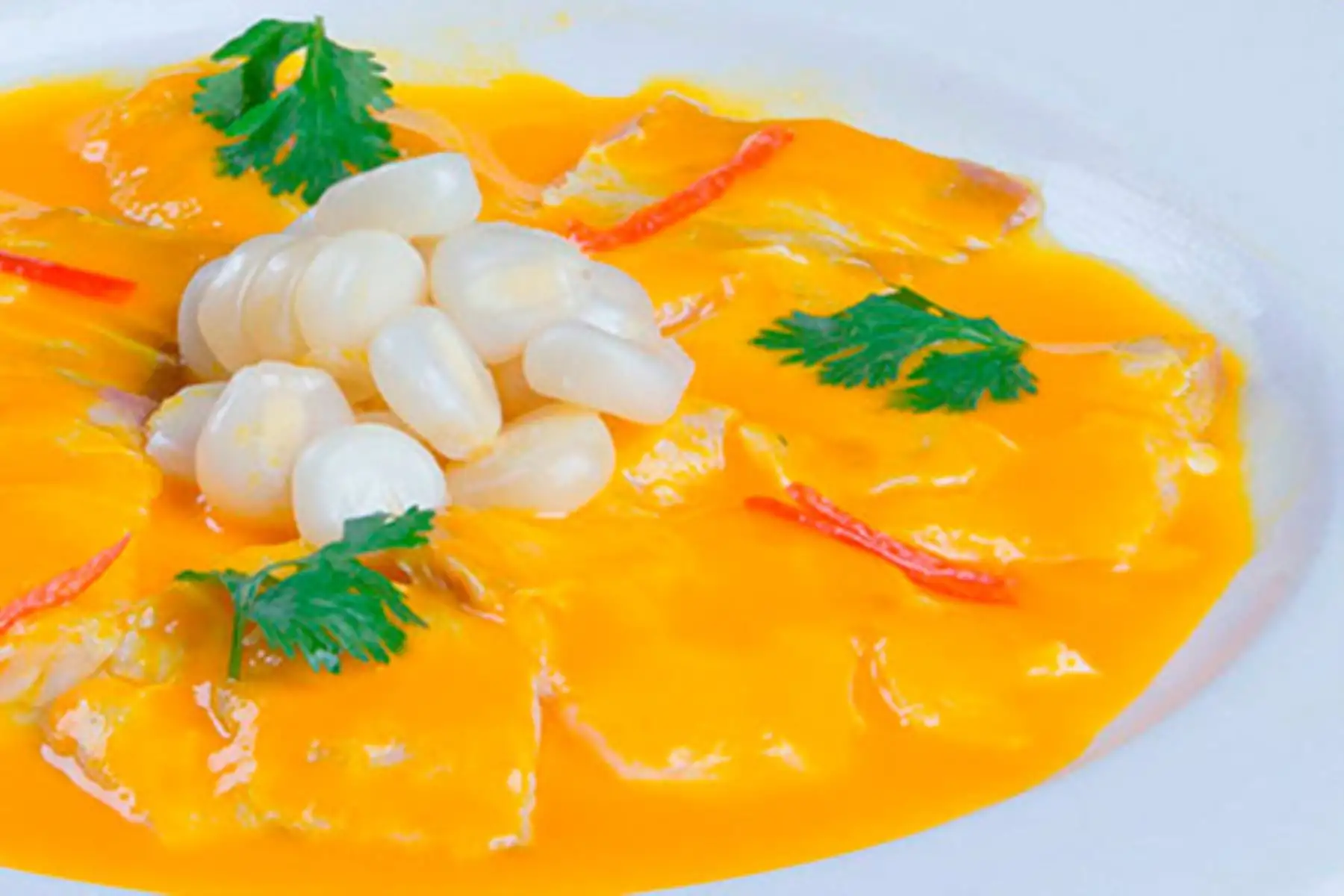 Una de las mejores expresiones del hermanamiento culinario peruano-japonés se aprecia en el cebiche, embajador gastronómico peruano en el mundo. A partir del aporte japonés surge el afamado "Tiradito".