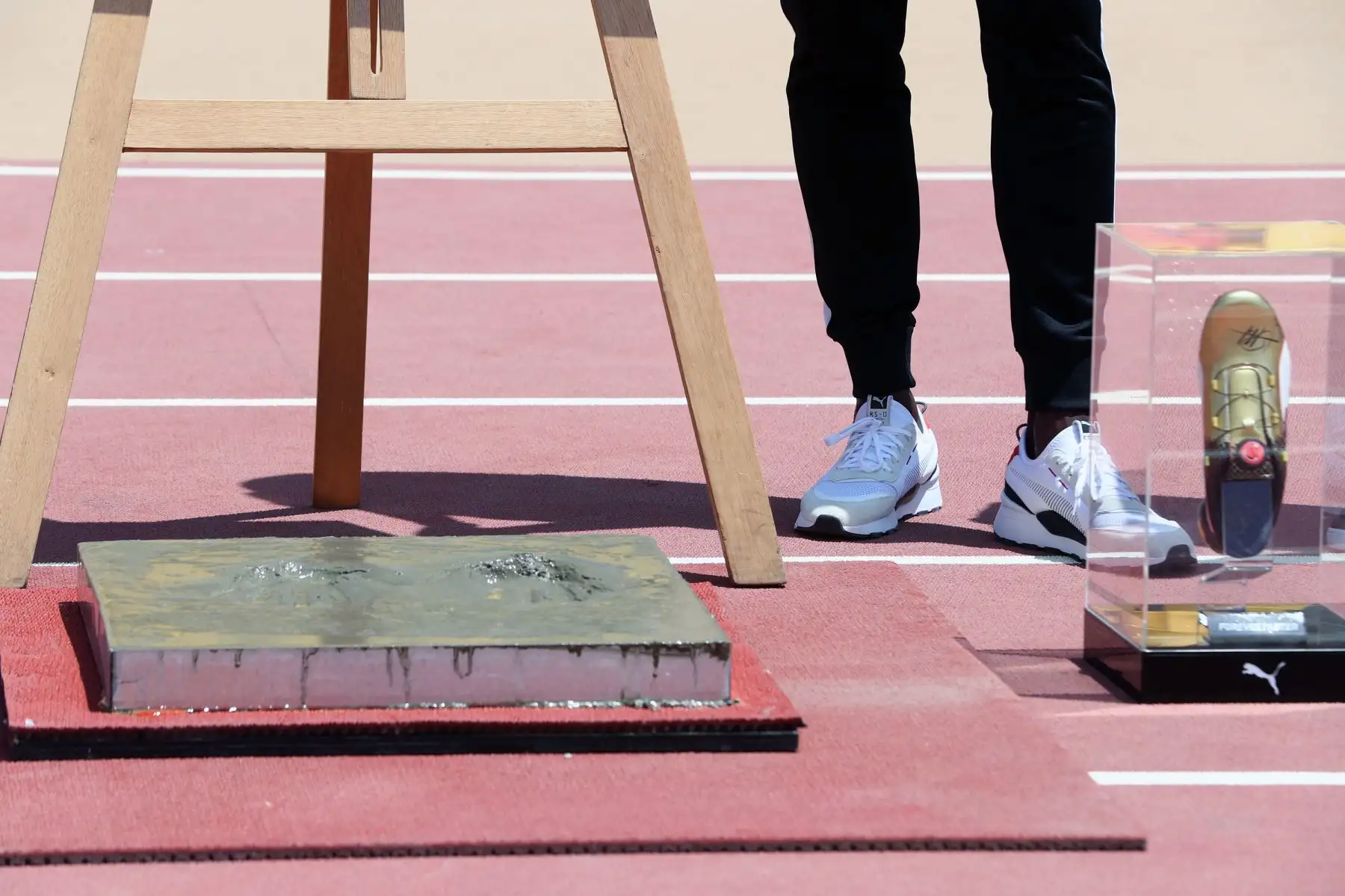 Usain Bolt dejó su huella en la nueva pista atlética de la Videna. Foto: ANDINA/Norman Cordova Usain Bolt dejó su huella en la nueva pista atlética de la Videna. Foto: ANDINA/Norman Cordova
