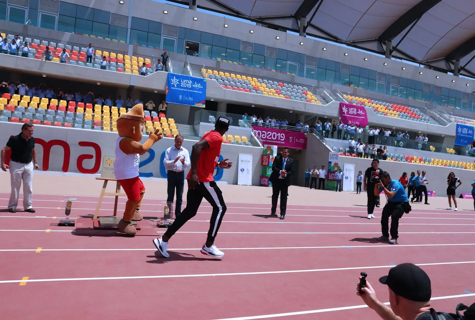 Usain Bolt dejó su huella en la nueva pista atlética de la Videna. Foto: ANDINA/Norman Cordova Usain Bolt dejó su huella en la nueva pista atlética de la Videna. Foto: ANDINA/Norman Cordova