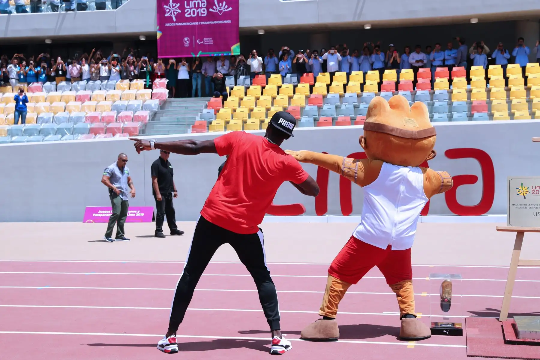 Usain Bolt dejó su huella en la nueva pista atlética de la Videna. Foto: ANDINA/Norman Cordova Usain Bolt dejó su huella en la nueva pista atlética de la Videna. Foto: ANDINA/Norman Cordova