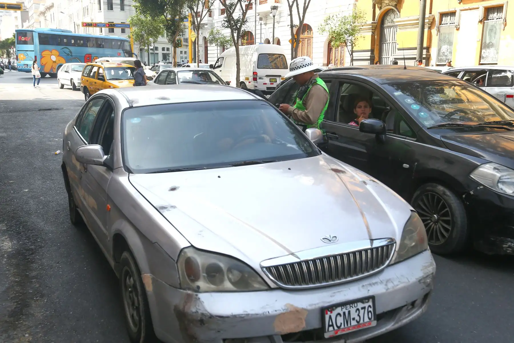 Paraderos informales en Lima.(Av. Nicolas de Pierola y Av. Tacna) Foto: Héctor Vinces