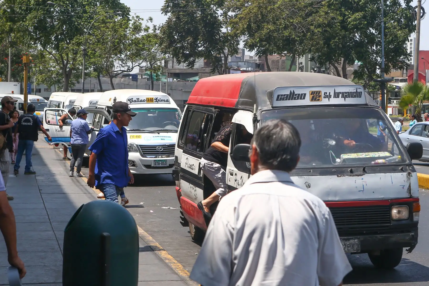 Paraderos informales en Lima.(paradero de combis en la av. Argentina y Plaza Union) Foto: Héctor Vinces