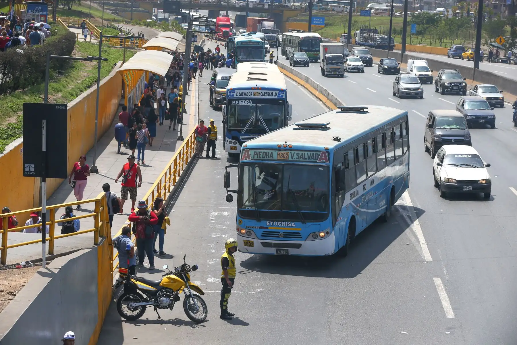 Paraderos informales en Lima.(Via de evitamiento,altura de Plaza de Acho) Foto: Héctor Vinces