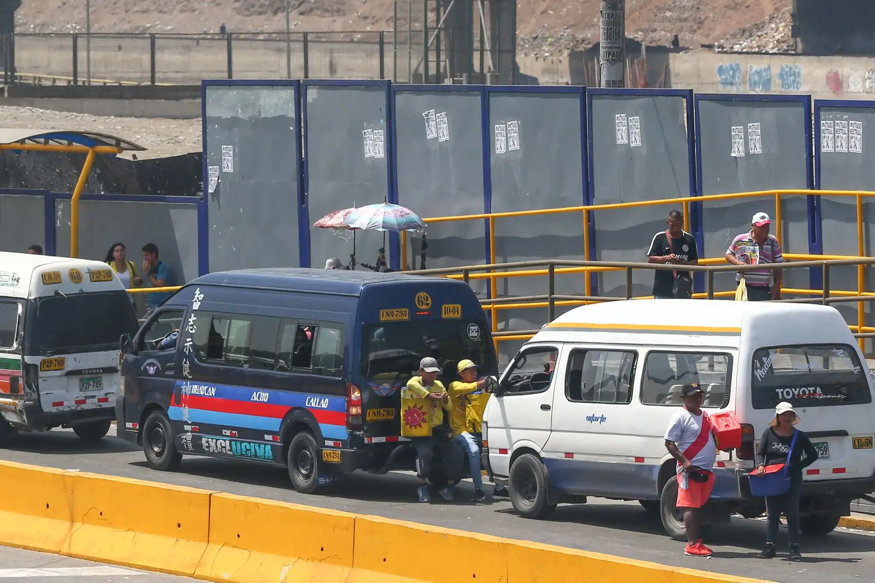 Paraderos informales en Lima.Via de evimiento y Jr. Amazonas) Foto: Héctor Vinces