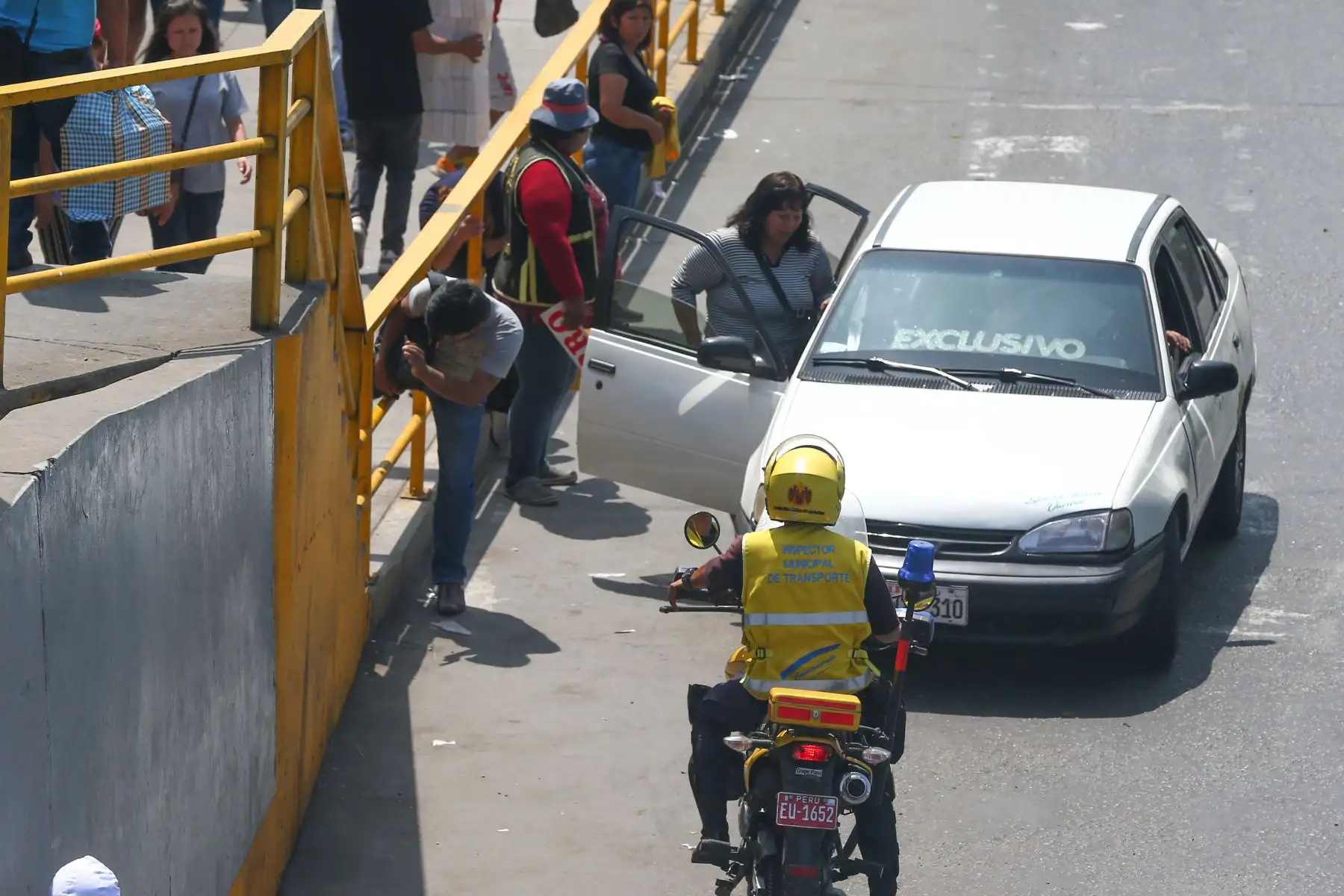 Paraderos informales en Lima.(Via de evitamiento,altura de la Plaza de Acho) Foto: Héctor Vinces