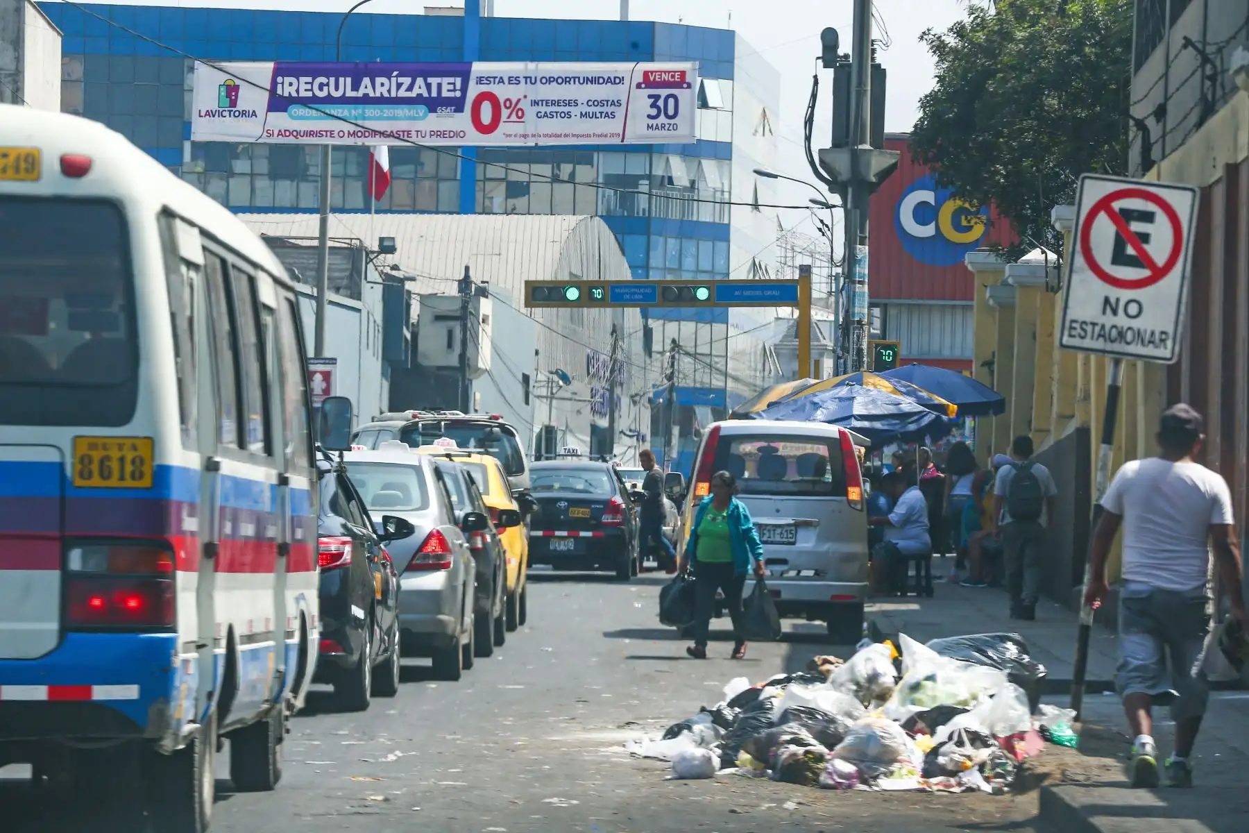 Paraderos informales en Lima.jr. Andahuaylas y Av. Grau)la Victoria. Foto: Héctor Vinces