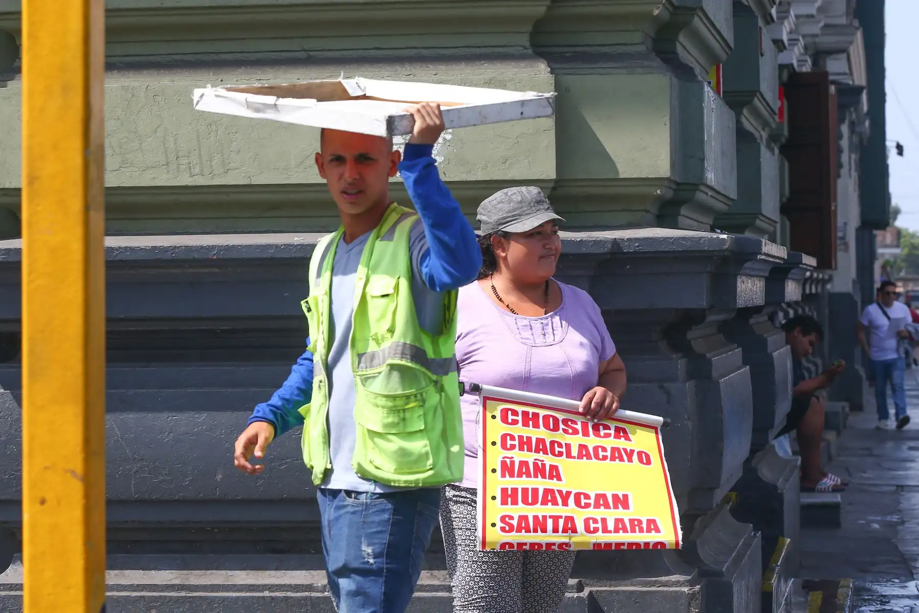 Paraderos informales en Lima.(esquina de jr. Washington y paseo Colón) Foto: Héctor Vinces