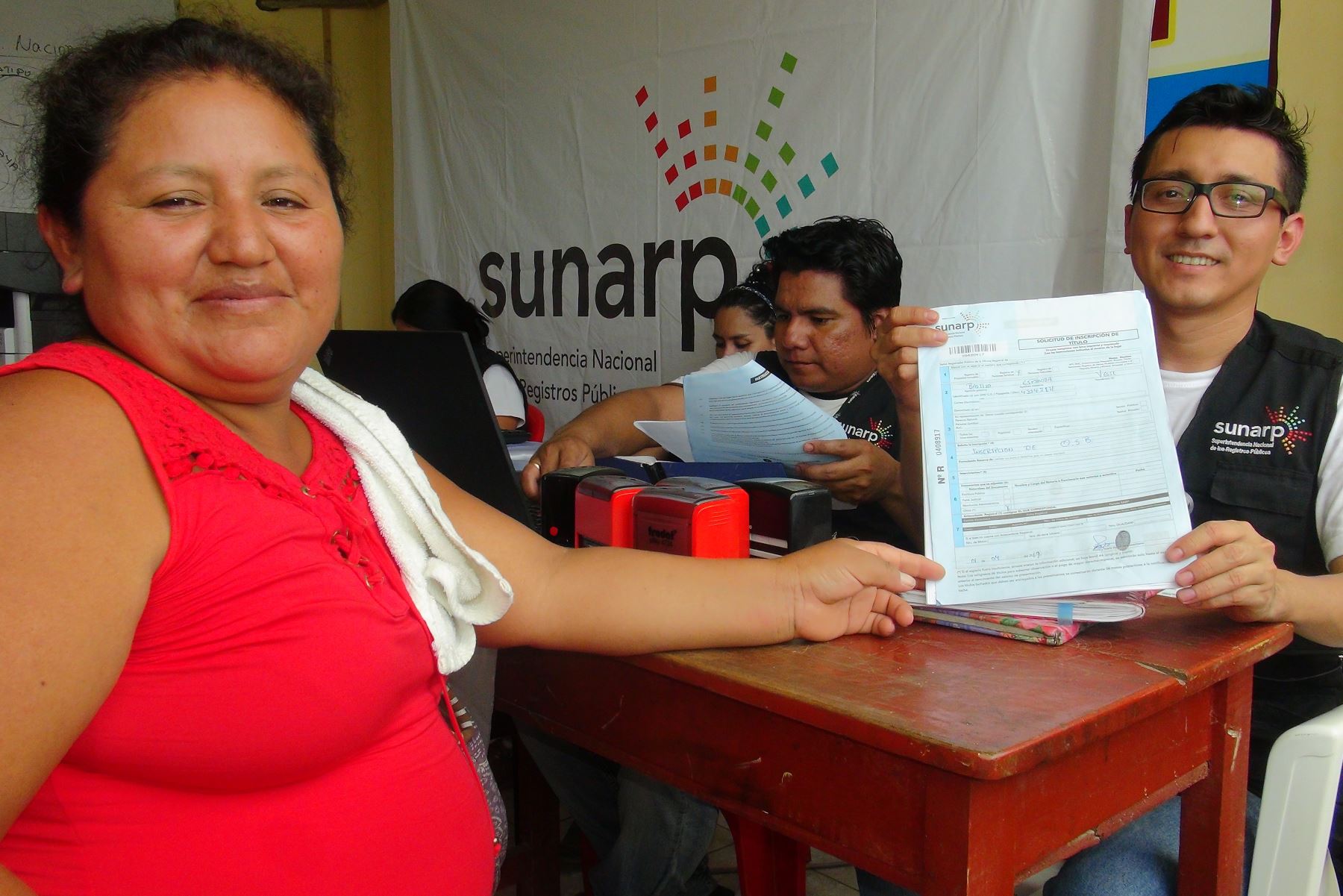Decenas de ciudadanos del distrito de Irazola, región Ucayali, participan en el programa de inclusión registral Sunarp en tu Pueblo.