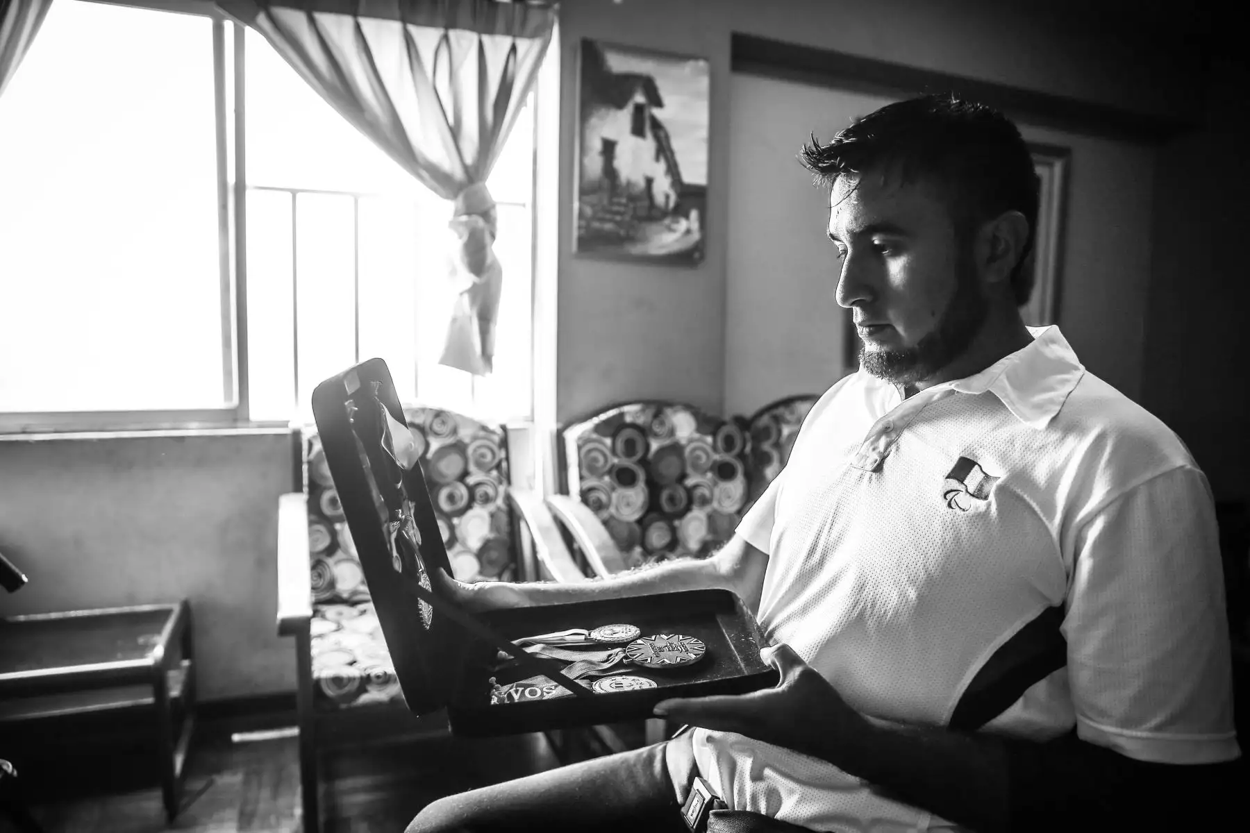 Dentro de su departamento en el distrito de Breña, Jorge Arcela nos recibe y muestra las medallas que ganó a lo largo de carrera deportiva. Foto: ANDINA/Luis Iparraguirre