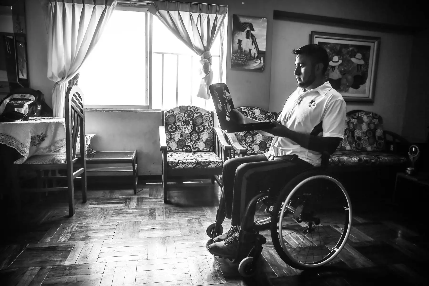 Dentro de su departamento en el distrito de Breña, Jorge Arcela nos recibe y muestra las medallas que ganó a lo largo de carrera deportiva. Foto: ANDINA/Luis Iparraguirre