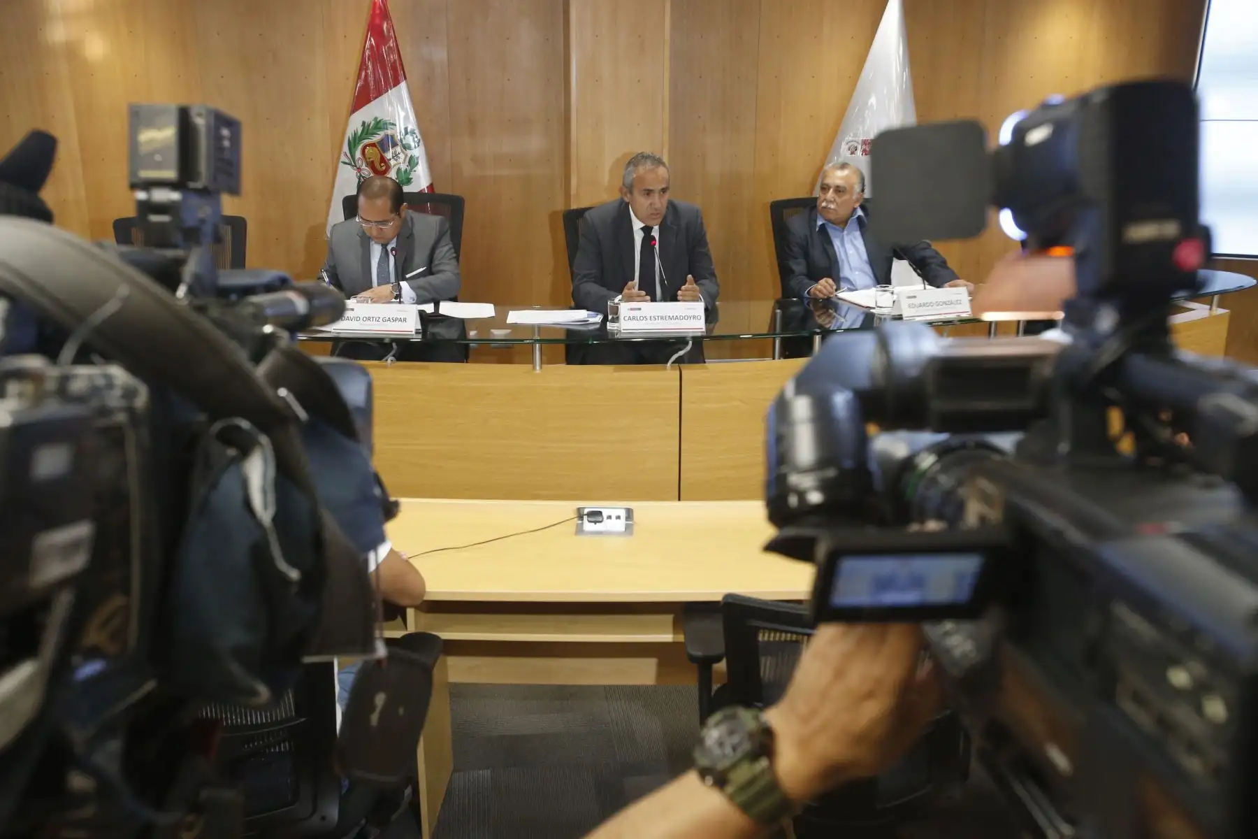 Conferencia de prensa de parte del Viceministro de Transporte, Carlos Estremadoyro en compañia del Procurador Público, Davis Ortiz y el Jefe de Gabinete de Asesores Eduardo Gonzalez para tratar sobre las medidas tomadas por el sector tras el incendio en Fiori. Foto: ANDINA/Nathalie Sayago