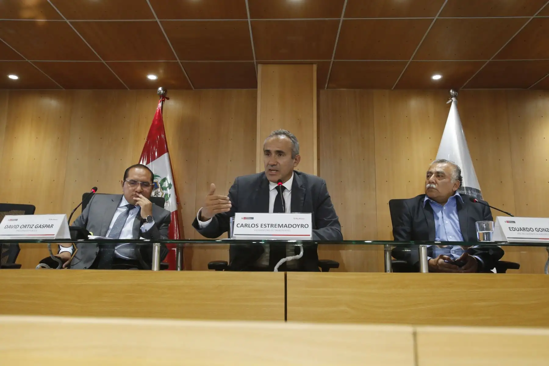 Conferencia de prensa por parte del Viceministro de Transporte, Carlos Estremadoyro en compañia del Procurador Público, Davis Ortiz y el Jefe de Gabinete de Asesores Eduardo Gonzalez para tratar sobre las medidas tomadas por el sector tras el incendio de bus en Fiori. Foto: ANDINA/Nathalie Sayago