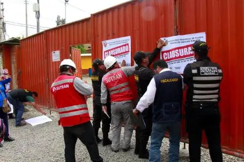 La Sutran y autoridades de la provincia de Huaraz (Áncash) clausuraron hoy un terminal de buses interprovinciales que operaba de manera informal. Foto: ANDINA/Gonzalo Horna