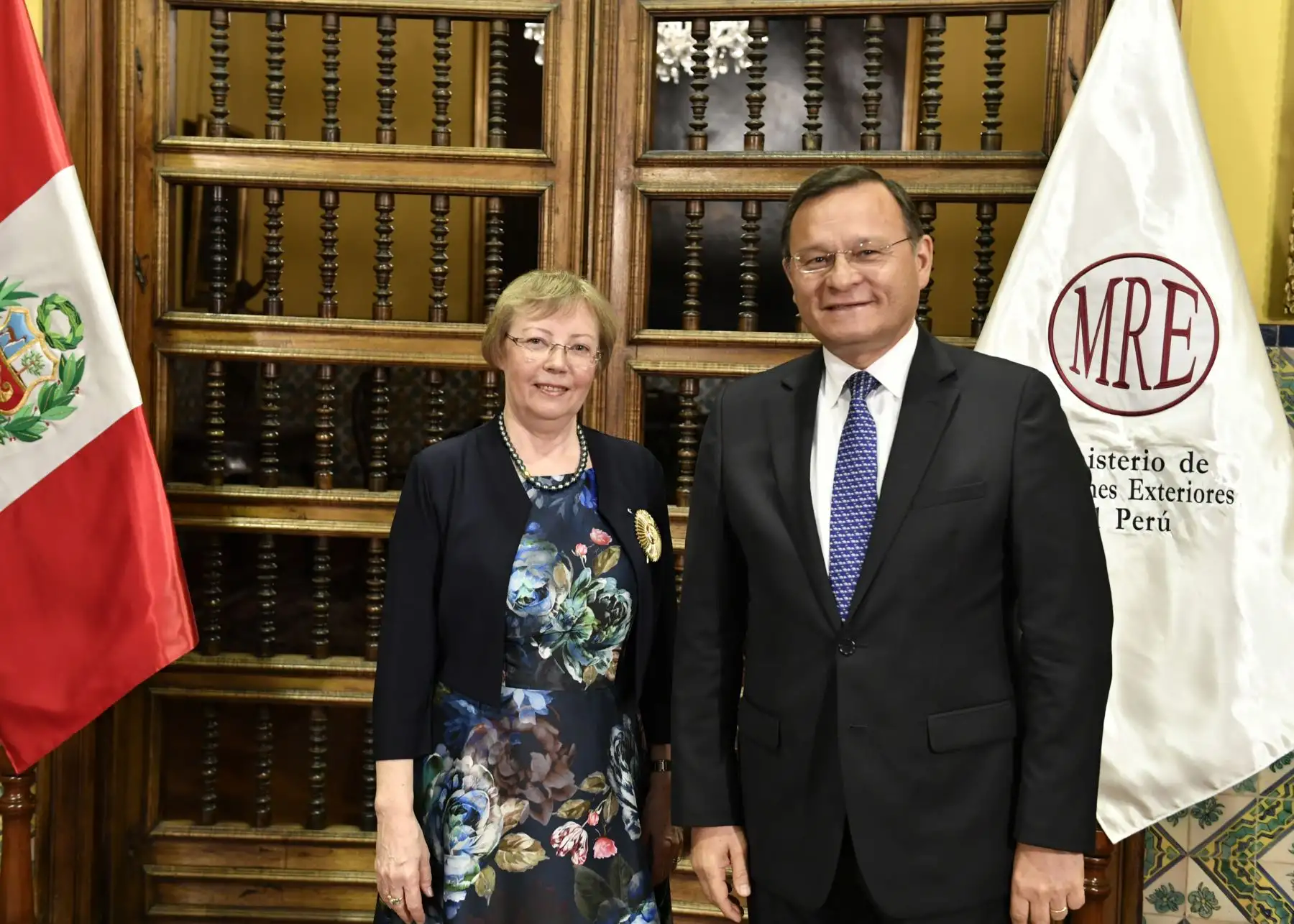 El canciller del Perú, Nestor Popolizio, impuso la condecoración de la Orden al Mérito por Servicios Distinguidos, en el Grado de Gran Oficial, a bióloga Juliane Koepcke.