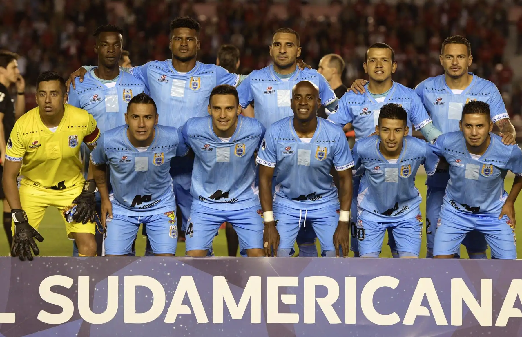El equipo de fútbol Deportivo Binacional de Perú posó durante el partido de fútbol de la Copa Sudamericana contra el Independiente de Argentina en el estadio Libertadores de América en Avellaneda, Buenos Aires. .Foto: ANDINA/AFP