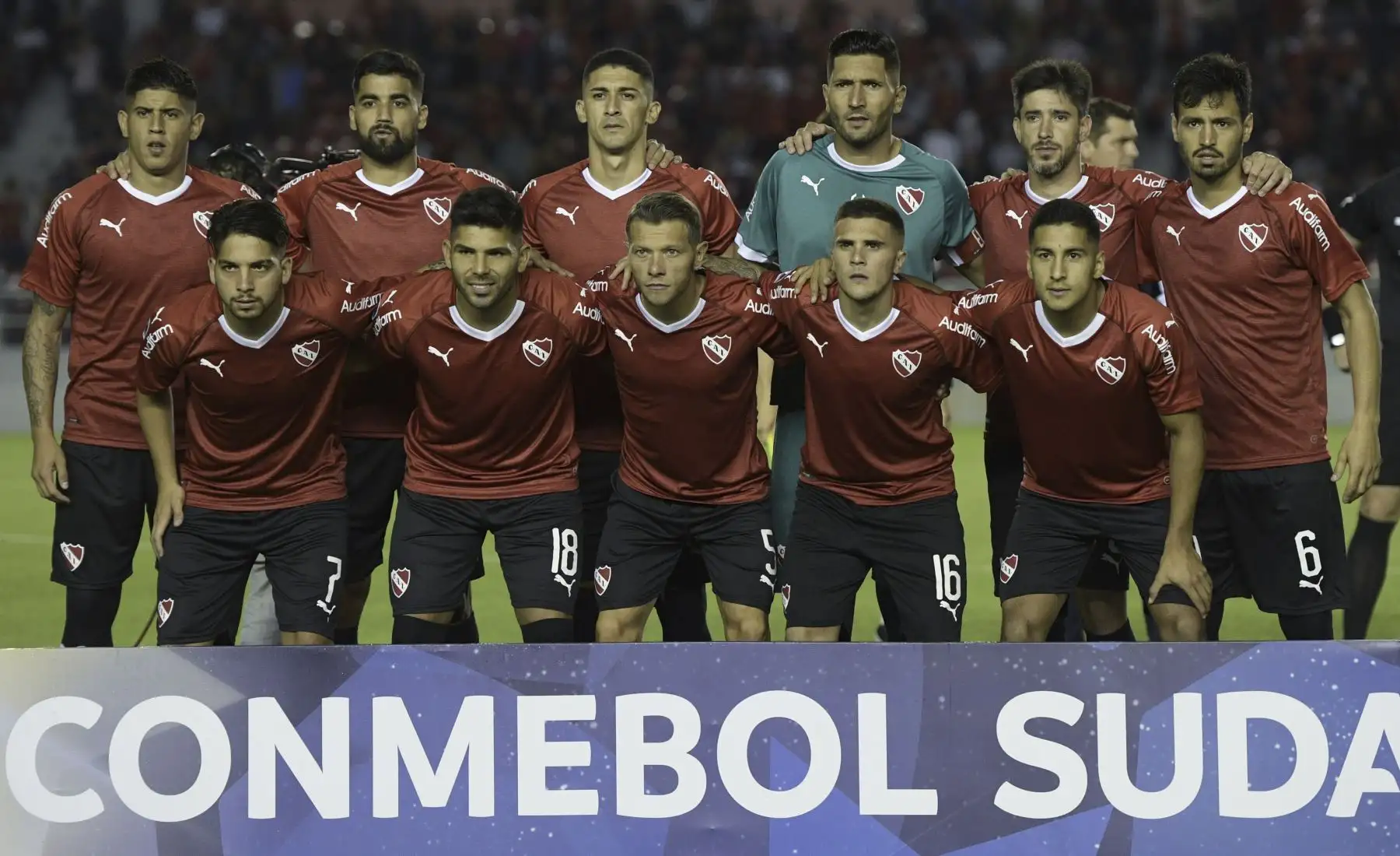 Los jugadores de la selección argentina de fútbol Independiente posan antes del partido de fútbol de Copa Sudamericana contra el Deportivo Binacional de Perú en el estadio Libertadores de América en Avellaneda, Buenos Aires.Foto: AFP