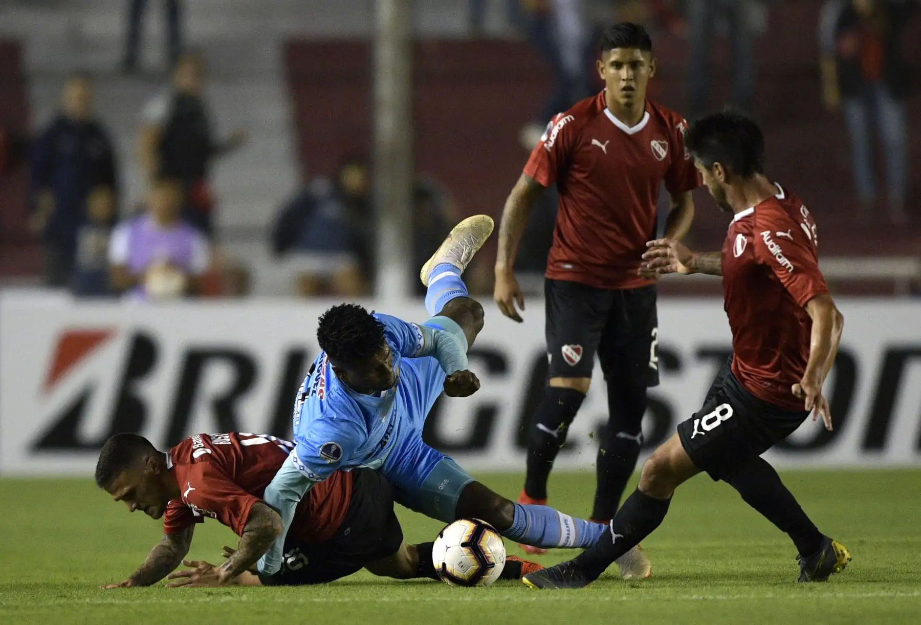 El delantero del Deportivo Binacional de Perú, Marcos Rodríguez (C) compite por el balón con el defensa del Independiente Argentino Fabricio Bustos (L) y el mediocampista Pablo Perez (R) durante su partido de fútbol de la Copa Sudamericana en el estadio Libertadores de América en Avellaneda, Buenos Aires.Foto:AFP