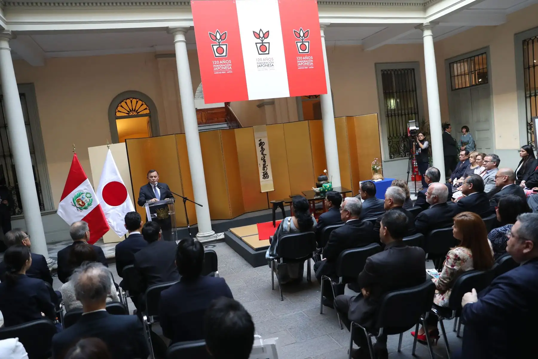 Canciller Néstor Popolizio acompañado del Viceministro de Asuntos Exteriores del Japón, Kiyoto Tsuji, participan de la ceremonia del Día de la Amistad Perú - Japón al cumplirse los 120 años de migración japonesa.  Foto: ANDINA/Melina Mejía