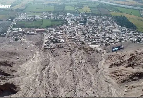 La lluvia intensa registrada en febrero en Aplao (Arequipa) ocasionó que el material suelto acumulado en la parte alta de los cerros se desplace hacia la localidad, informó el Ingemmet. Foto: Captura TV