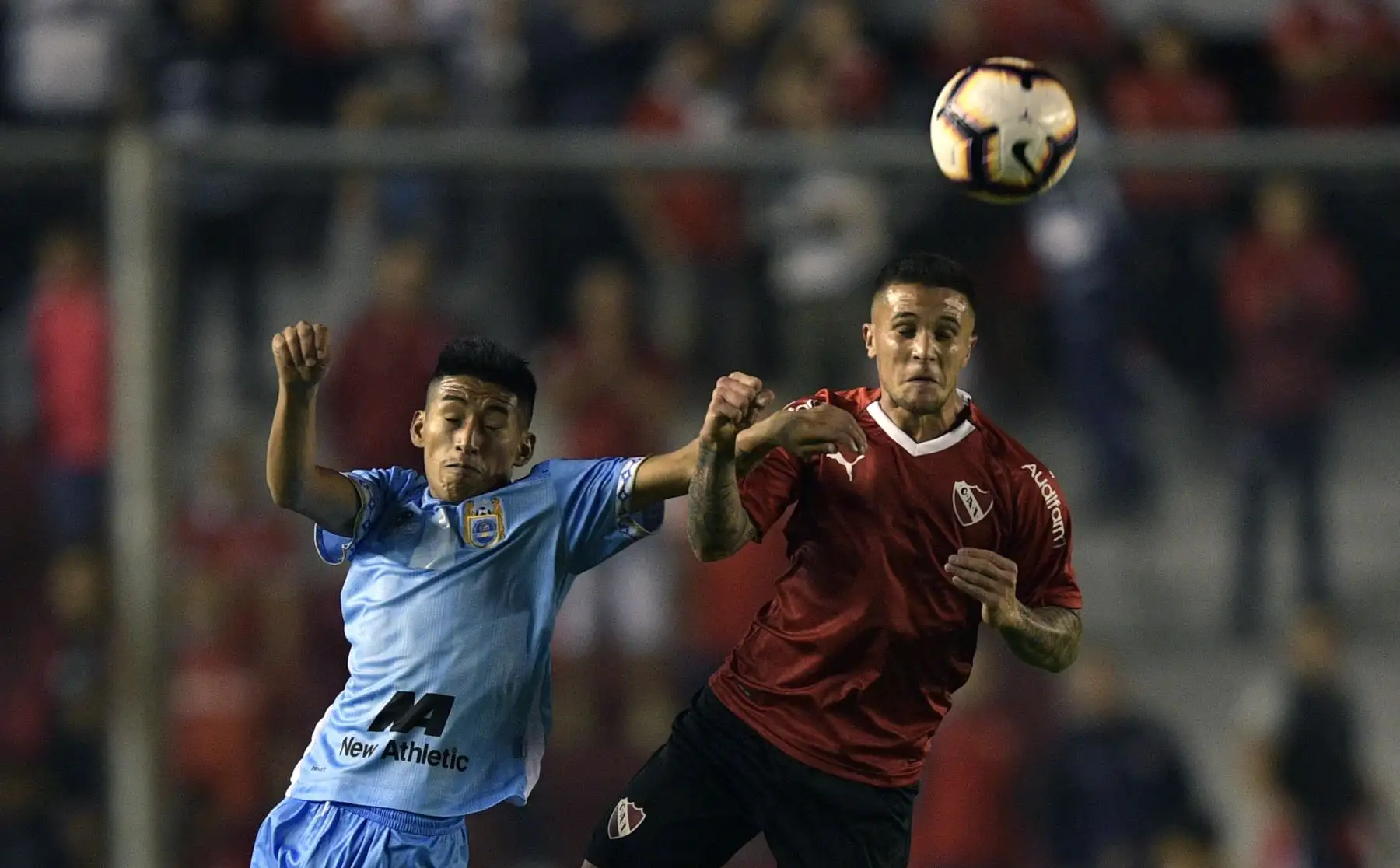 El defensor argentino del Independiente Fabricio Bustos (R) compite por el balón con el mediocampista peruano del Deportivo Binacional Andy Polar durante su partido de fútbol de Copa Sudamericana. Foto:AFP