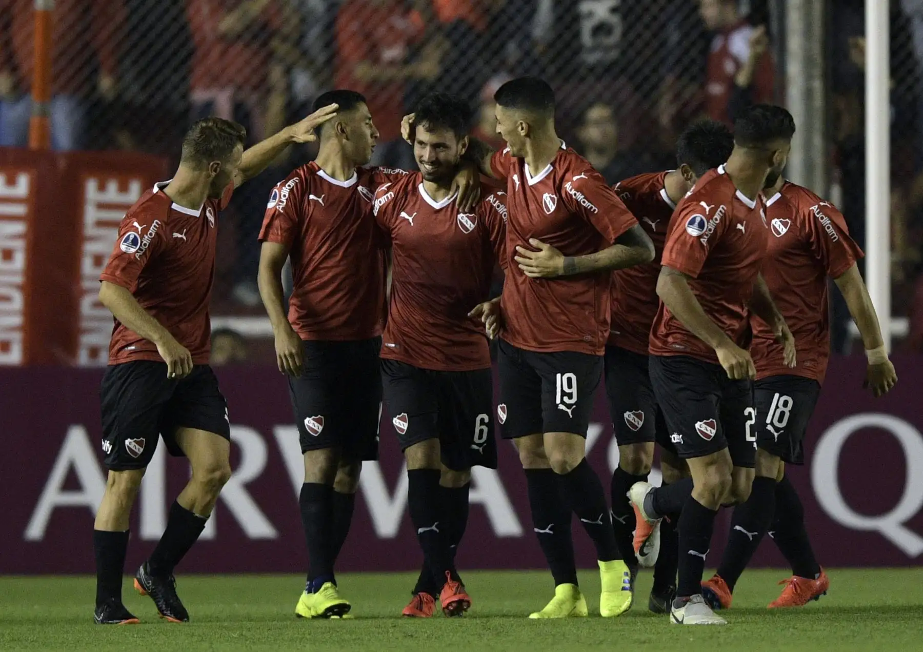 Juan Sánchez Mino (C), defensor de Independiente de Argentina, celebra con sus compañeros de equipo después de anotar el tercer gol del equipo contra el Deportivo Binacional de Perú durante el partido de fútbol de la  Copa Sudamericana.Foto:AFP
