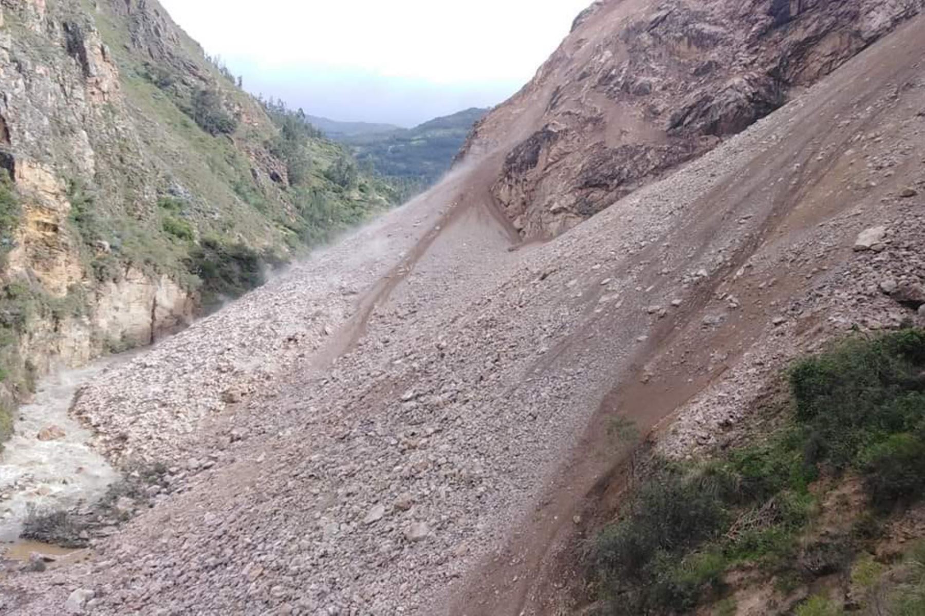El deslizamiento del cerro Huallpa Wasy ha bloqueado el camino vecinal que conecta a las provincias de Sihuas y Pomabamba, en la sierra de Áncash.