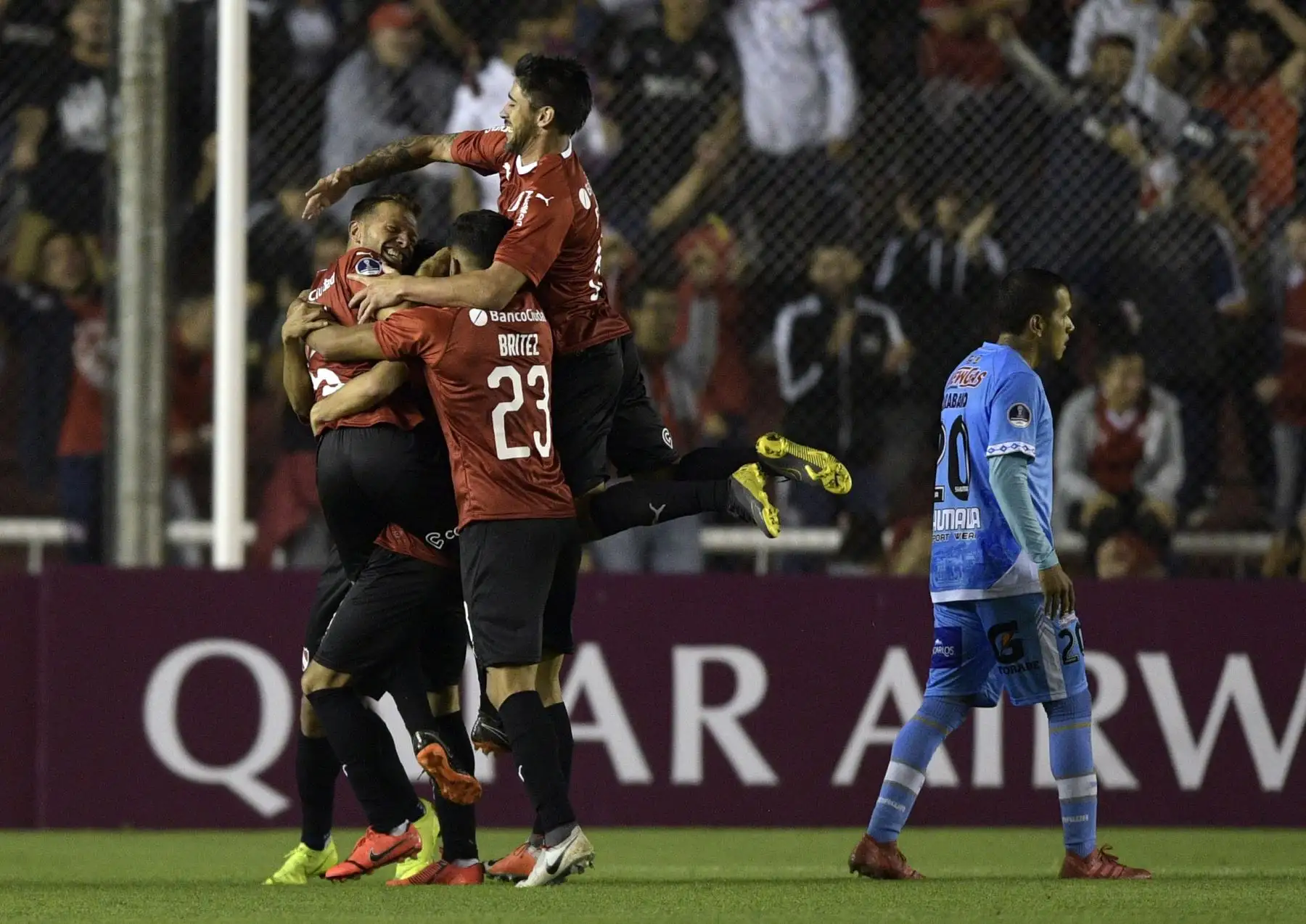 El defensa del Independiente de Argentina, Juan Sánchez Mino (invisible) celebra con sus compañeros de equipo luego de marcar el tercer gol del equipo contra el Deportivo Binacional de Perú durante el partido de fútbol por la Copa Sudamericana.Foto:AFP