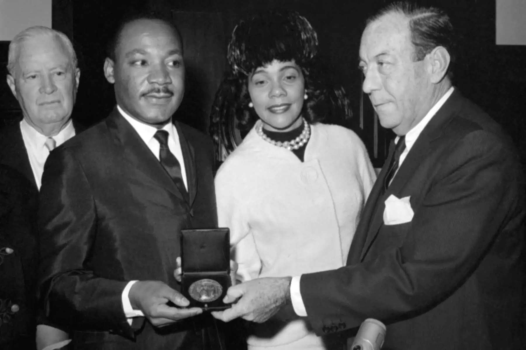 Martin Luther King, recibe la medalla de honor de Nueva York  el 18 de diciembre de 1964. Foto: AFP Martin Luther King, recibe la medalla de honor de Nueva York  el 18 de diciembre de 1964. Foto: AFP
