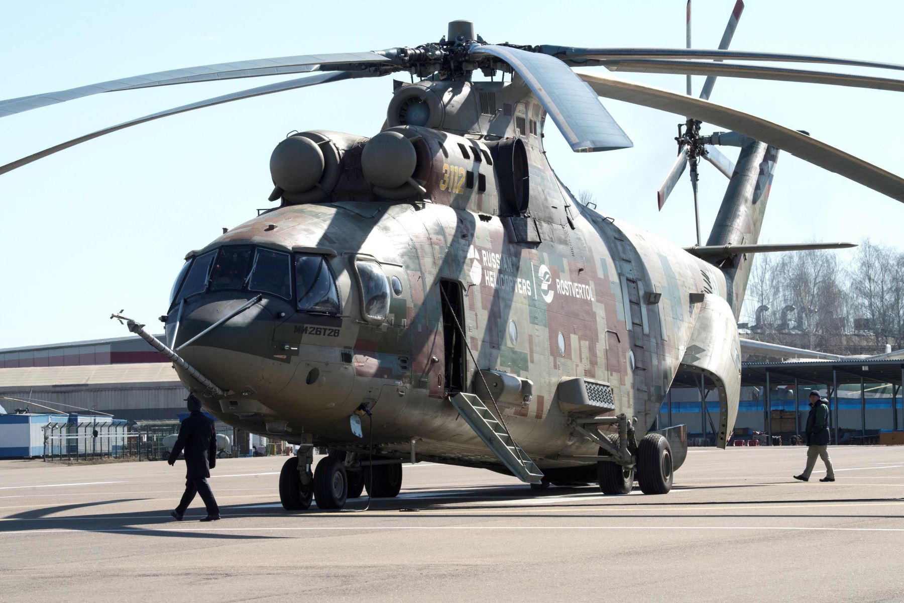 Un helicóptero militar ruso Mi-26T2V se encuentra en el aeródromo antes de un vuelo de exhibición en la planta de helicópteros Mil Moscow en las afueras de Moscú el 3 de abril de 2019. Foto: AFP