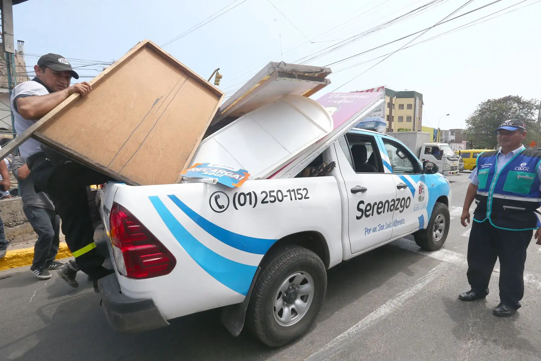 Operativo de la Municipalidad de San Luis a comercios que infringen la ordenanzas publicitarias y otras normas  de esta comuna distrital.Foto:ANDINA/Héctor Vinces.