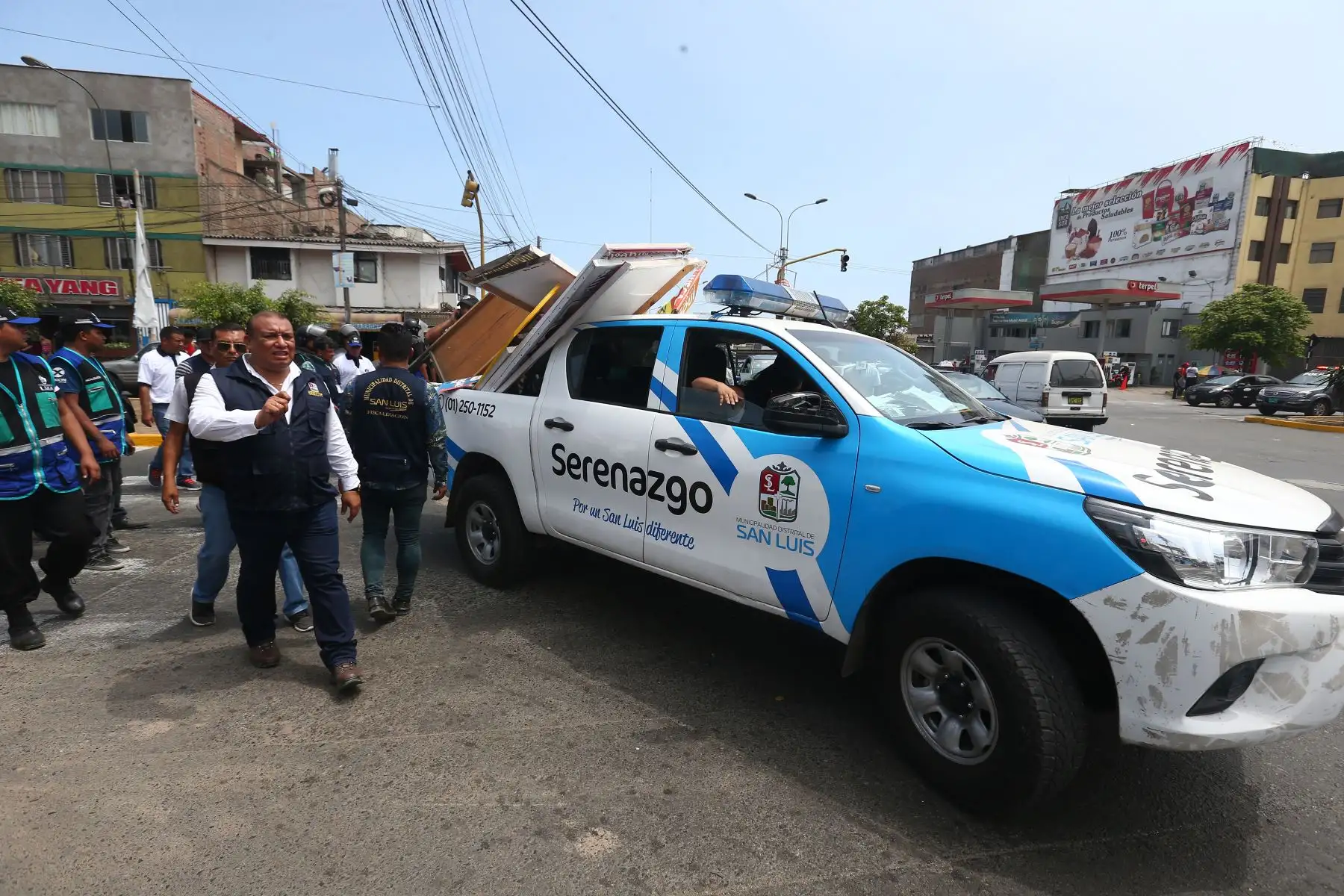 Operativo de la Municipalidad de San Luis a comercios que infringen la ordenanzas publicitarias y otras normas  de esta comuna distrital.Foto:ANDINA/Héctor Vinces.