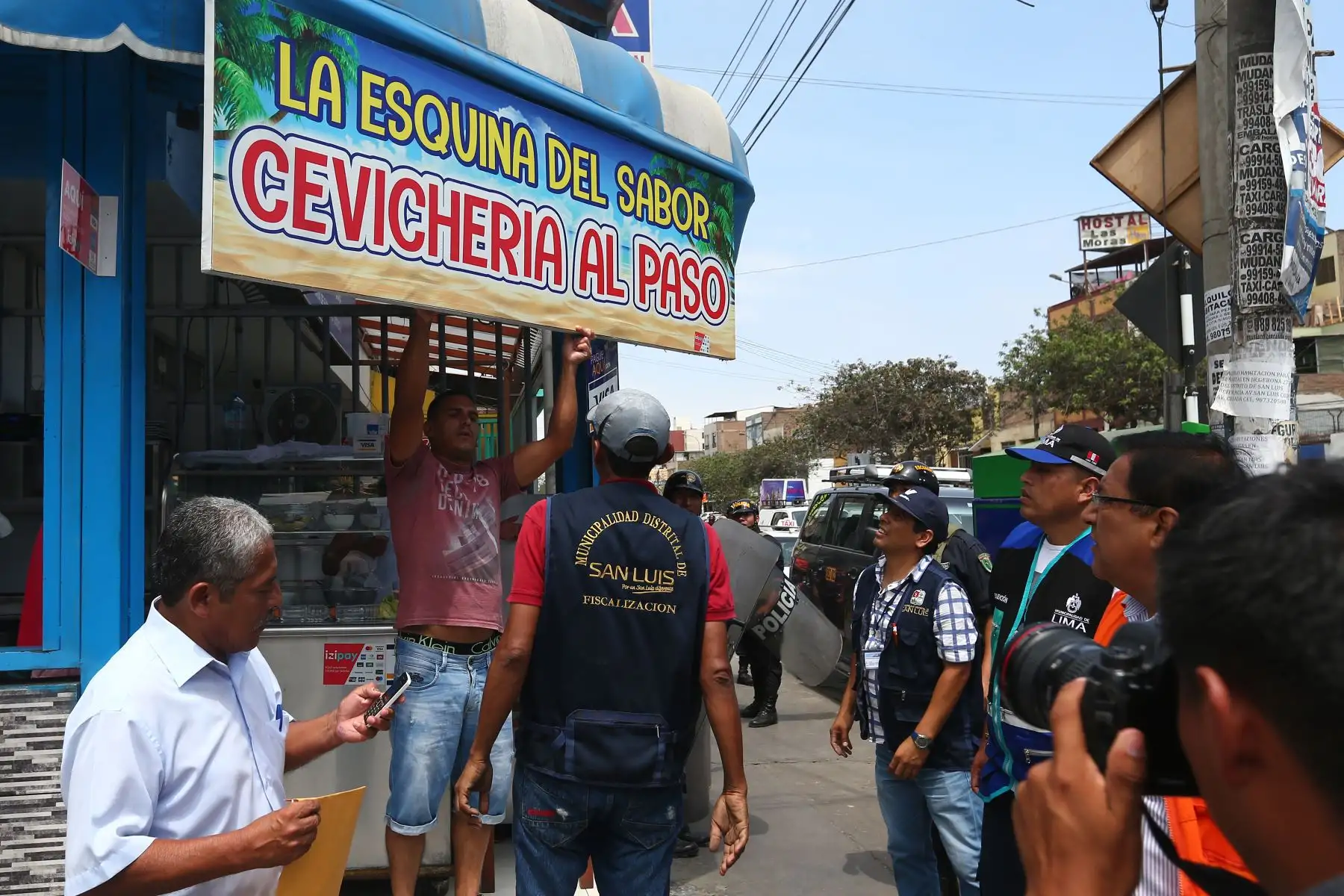 Operativo de la Municipalidad de San Luis a comercios que infringen la ordenanzas publicitarias y otras normas  de esta comuna distrital.Foto:ANDINA/Héctor Vinces.
