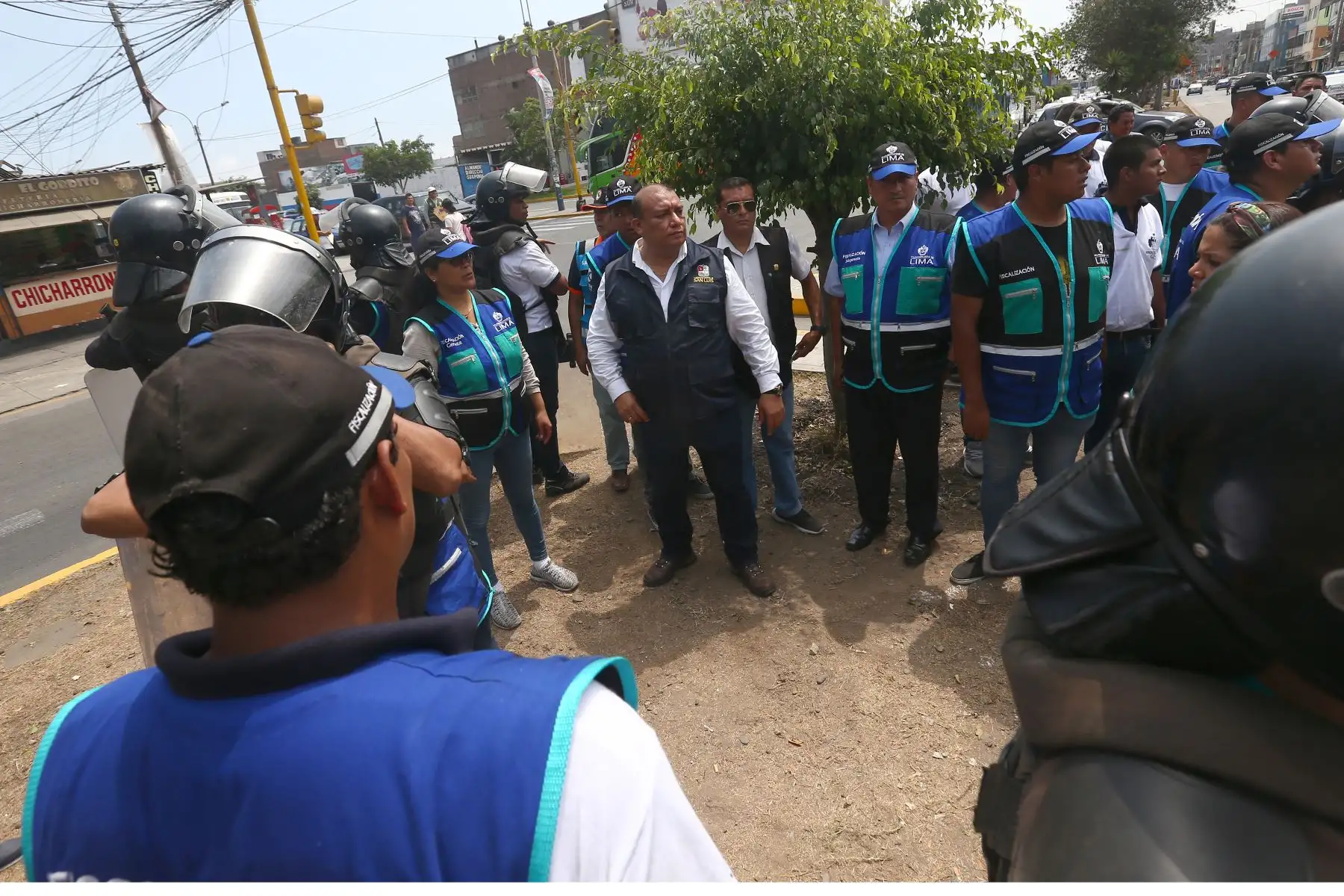 Operativo de la Municipalidad de San Luis a comercios que infringen la ordenanzas publicitarias y otras normas  de esta comuna distrital.Foto:ANDINA/Héctor Vinces.