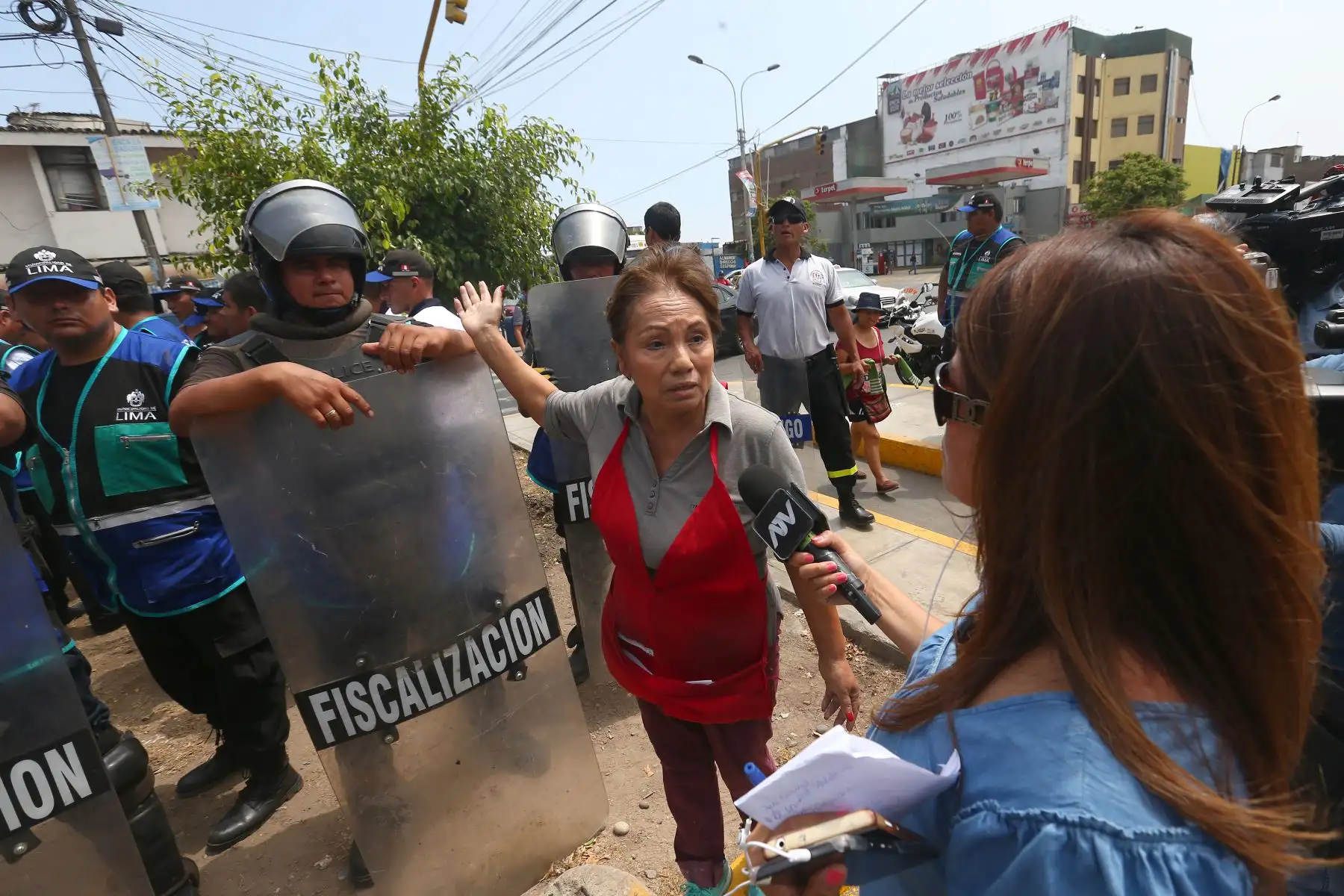 Operativo de la Municipalidad de San Luis a comercios que infringen la ordenanzas publicitarias y otras normas  de esta comuna distrital.Foto:ANDINA/Héctor Vinces.