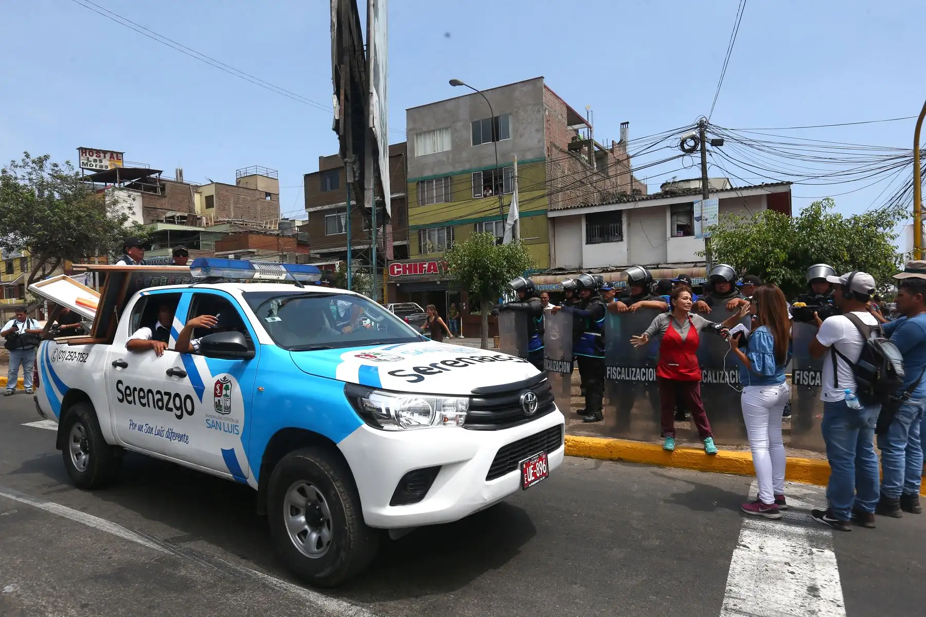Operativo de la Municipalidad de San Luis a comercios que infringen la ordenanzas publicitarias y otras normas  de esta comuna distrital.Foto:ANDINA/Héctor Vinces.