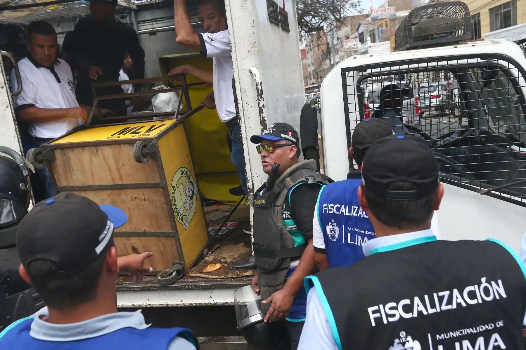 Operativo de la Municipalidad de San Luis a comercios que infringen la ordenanzas publicitarias y otras normas  de esta comuna distrital.Foto:ANDINA/Héctor Vinces.